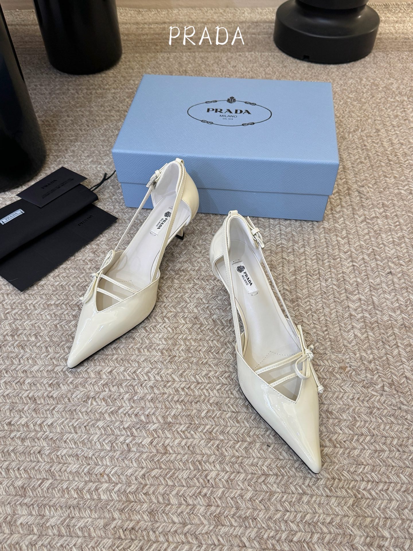 下单备注跟度7.5cm跟5.5cmPrad *26ss早春新款尖头绑带蝴蝶结高跟鞋尖头绑带高跟鞋，是优雅