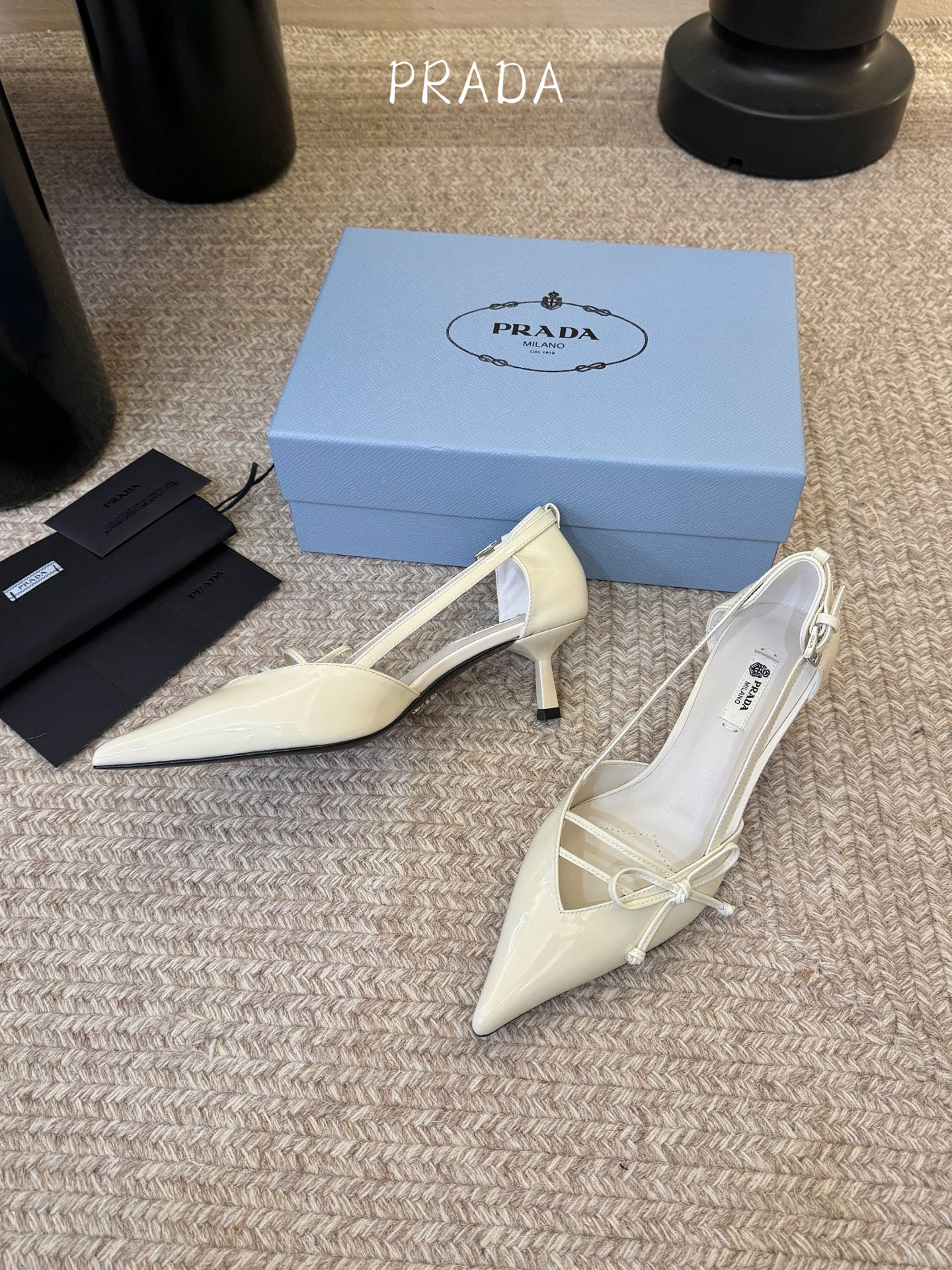 下单备注跟度7.5cm跟5.5cmPrad *26ss早春新款尖头绑带蝴蝶结高跟鞋尖头绑带高跟鞋，是优雅