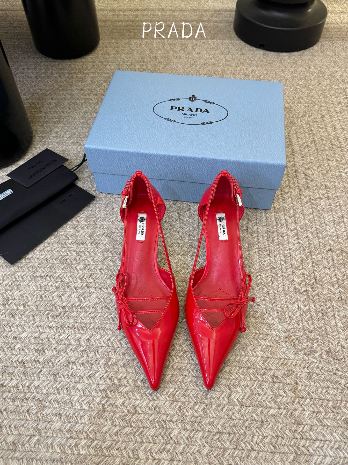 下单备注跟度7.5cm跟5.5cmPrad *26ss早春新款尖头绑带蝴蝶结高跟鞋尖头绑带高跟鞋，是优雅