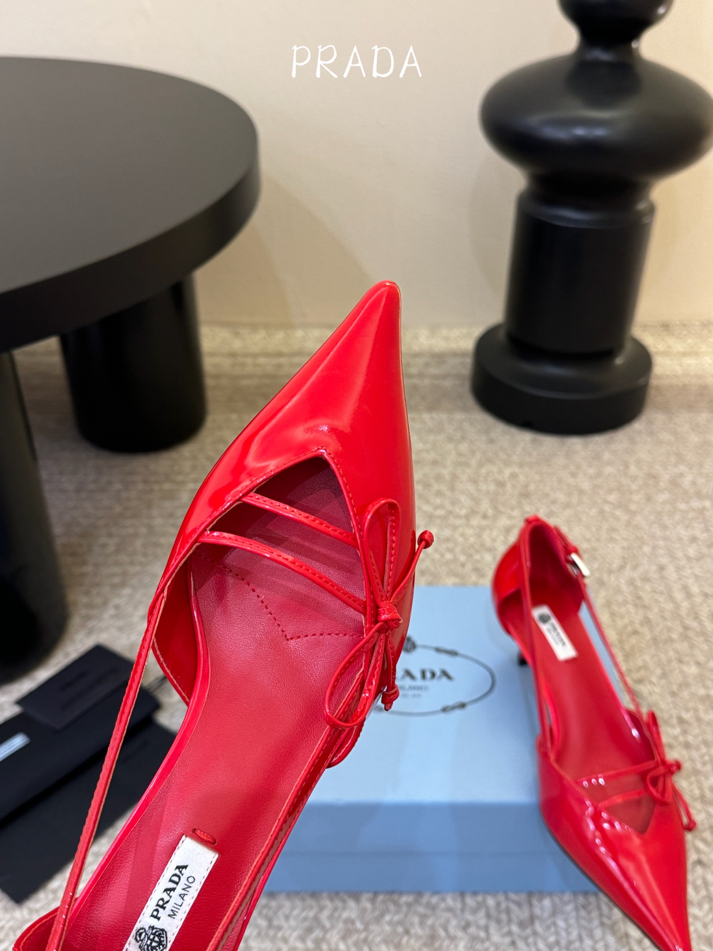 下单备注跟度7.5cm跟5.5cmPrad *26ss早春新款尖头绑带蝴蝶结高跟鞋尖头绑带高跟鞋，是优雅