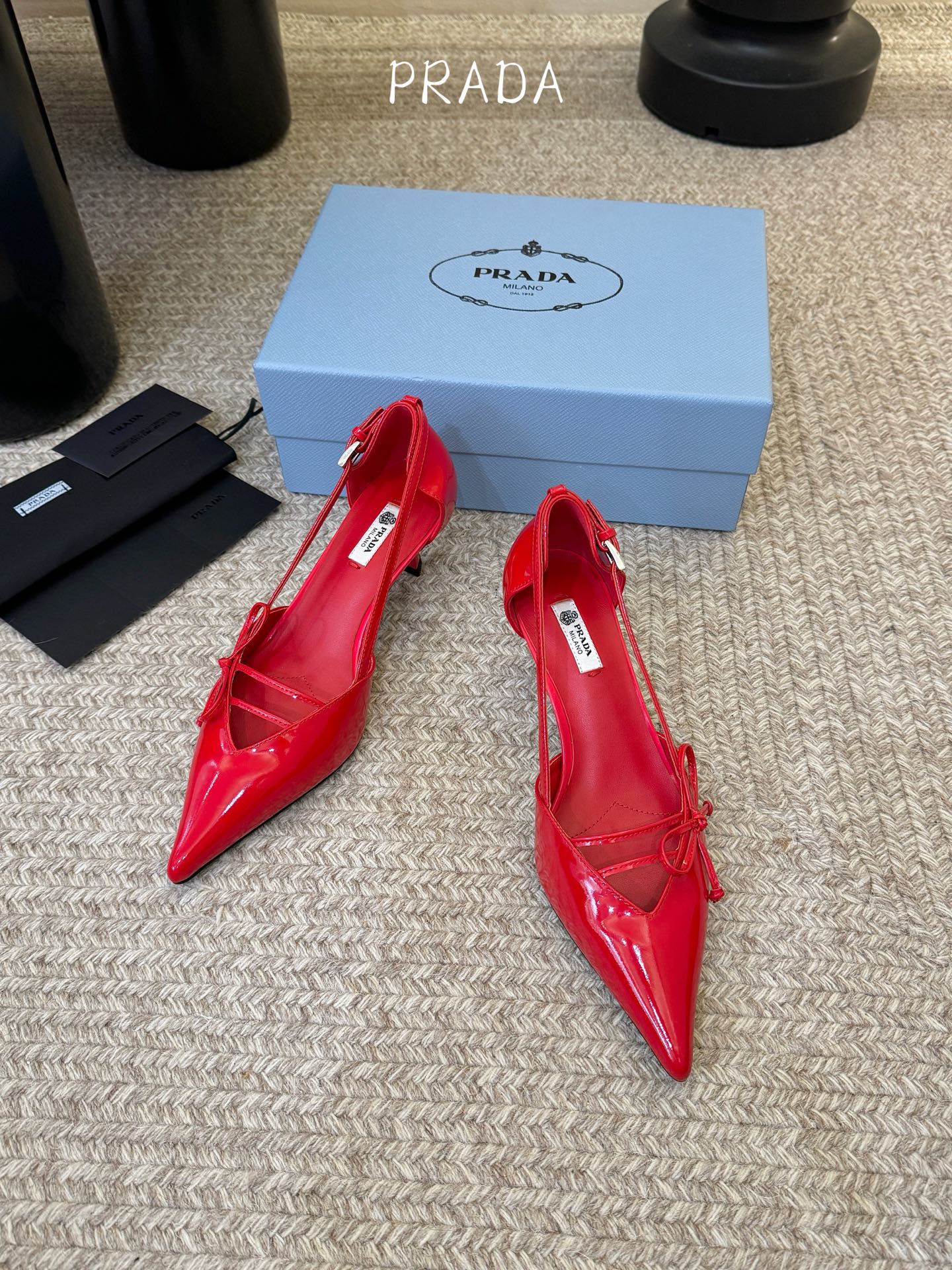 下单备注跟度7.5cm跟5.5cmPrad *26ss早春新款尖头绑带蝴蝶结高跟鞋尖头绑带高跟鞋，是优雅