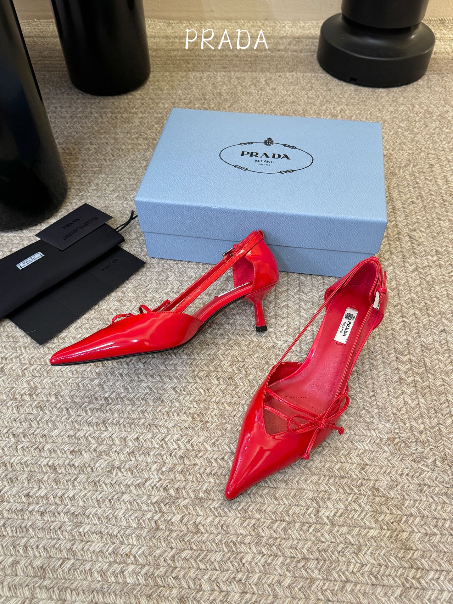 下单备注跟度7.5cm跟5.5cmPrad *26ss早春新款尖头绑带蝴蝶结高跟鞋尖头绑带高跟鞋，是优雅