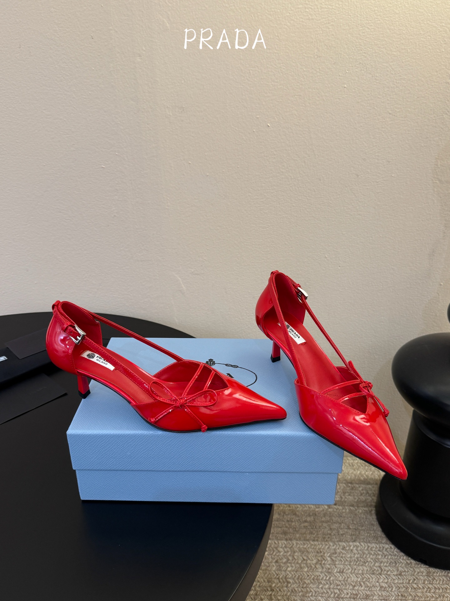 下单备注跟度7.5cm跟5.5cmPrad *26ss早春新款尖头绑带蝴蝶结高跟鞋尖头绑带高跟鞋，是优雅