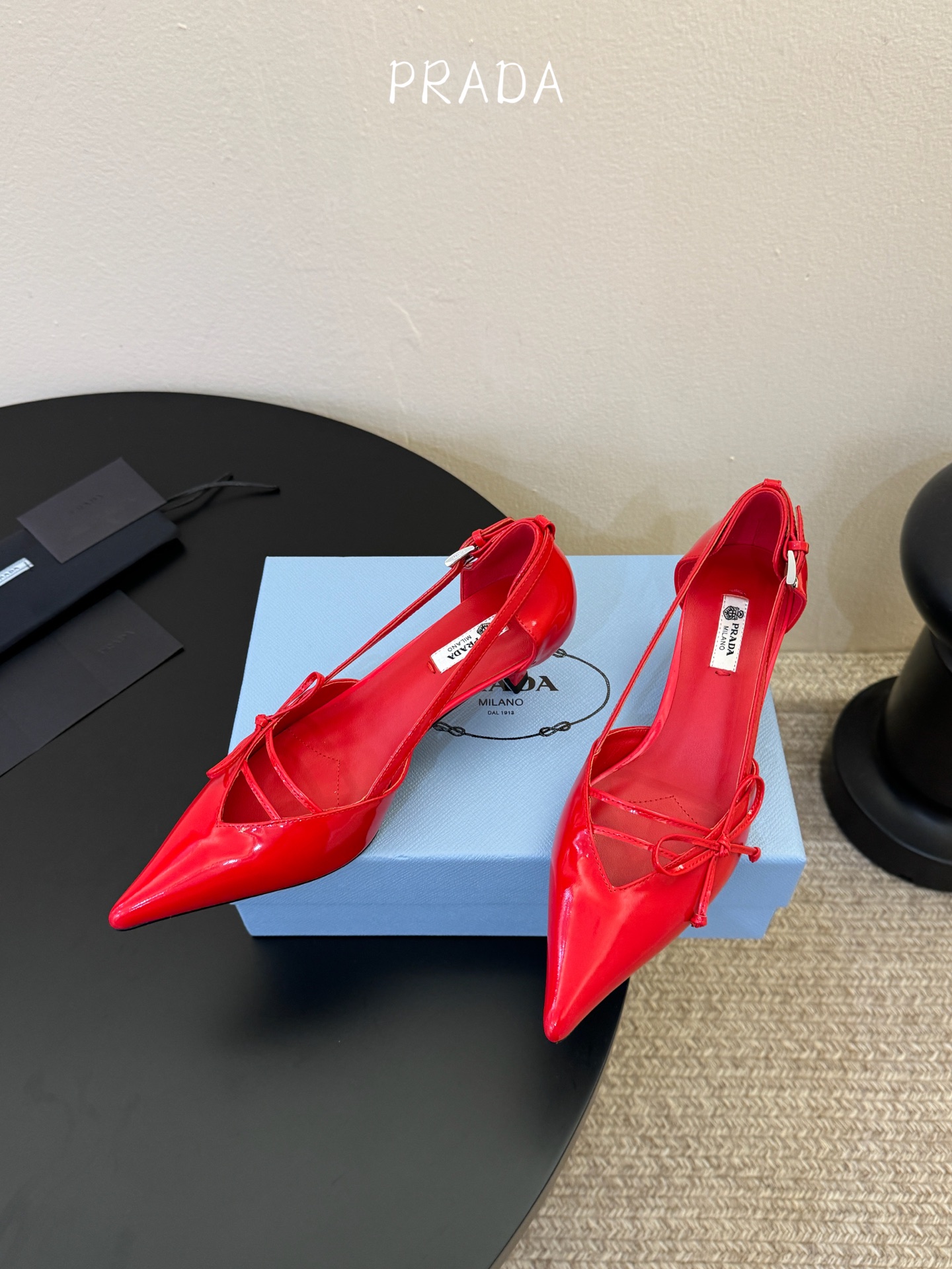 下单备注跟度7.5cm跟5.5cmPrad *26ss早春新款尖头绑带蝴蝶结高跟鞋尖头绑带高跟鞋，是优雅