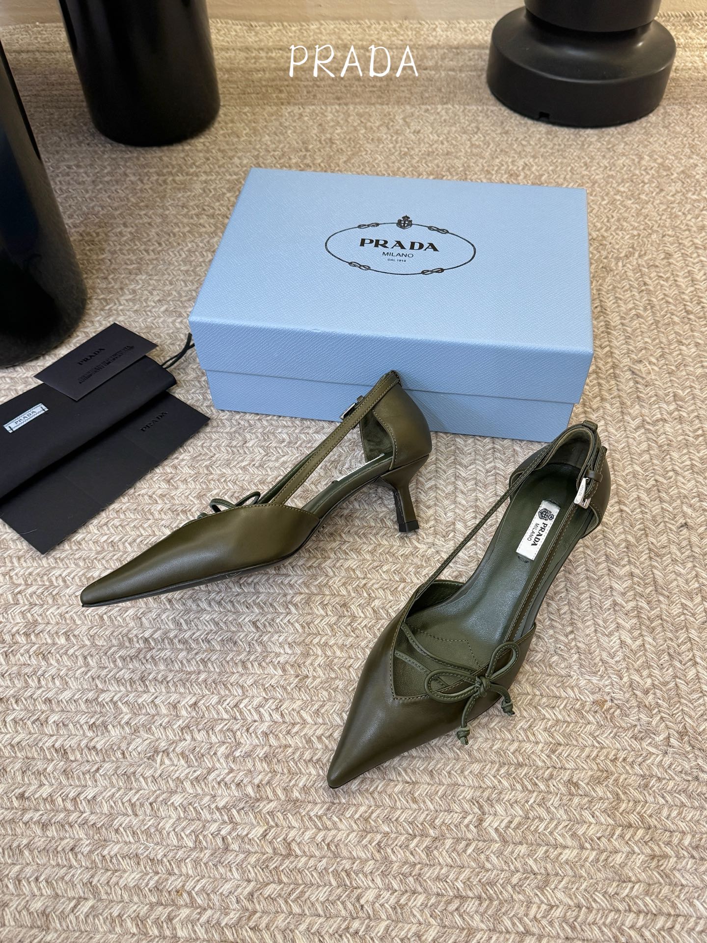 下单备注跟度7.5cm跟5.5cmPrad *26ss早春新款尖头绑带蝴蝶结高跟鞋尖头绑带高跟鞋，是优雅