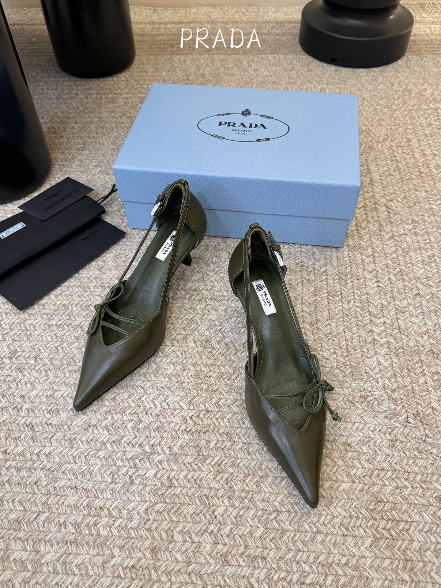 下单备注跟度7.5cm跟5.5cmPrad *26ss早春新款尖头绑带蝴蝶结高跟鞋尖头绑带高跟鞋，是优雅