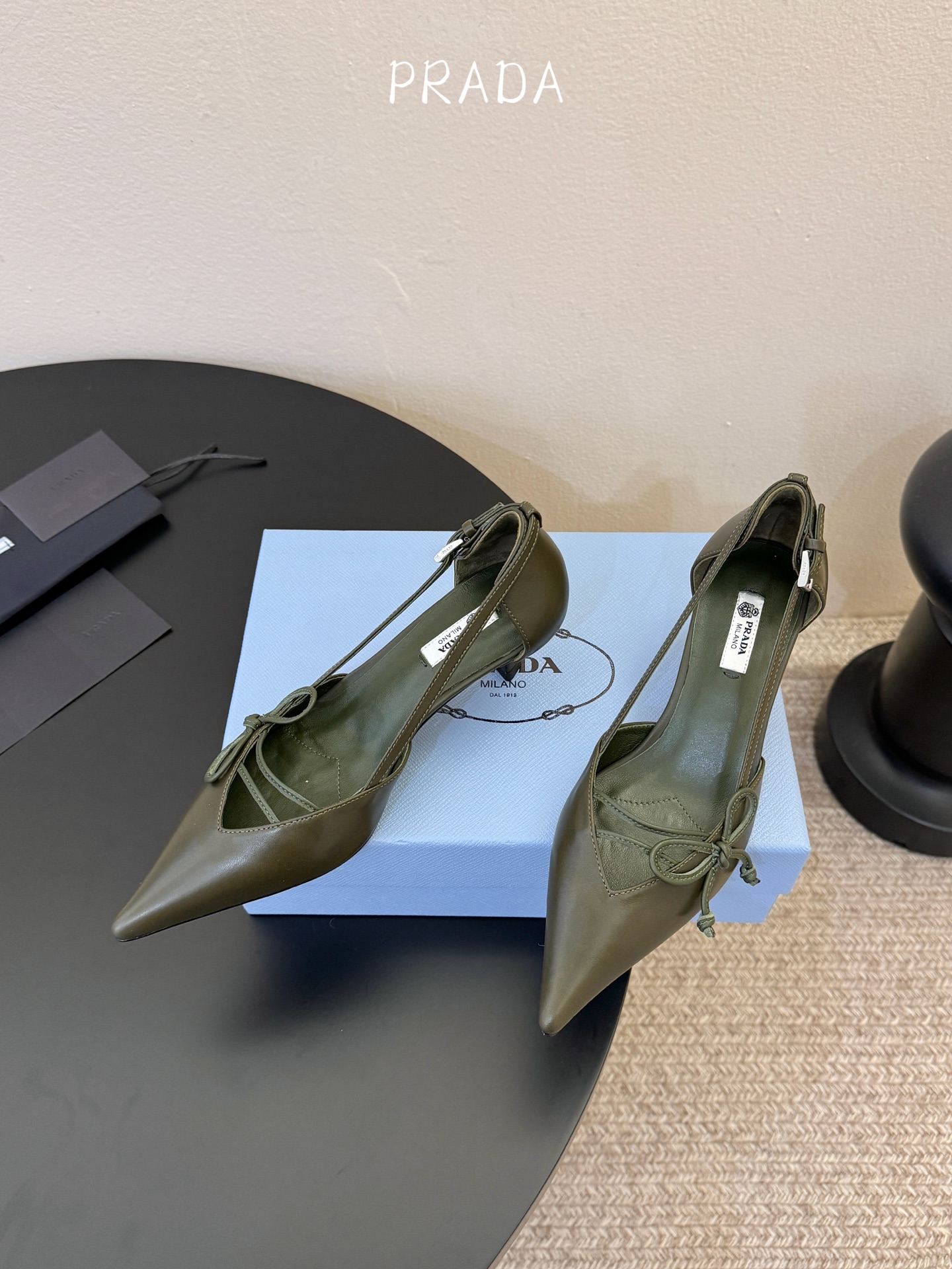 下单备注跟度7.5cm跟5.5cmPrad *26ss早春新款尖头绑带蝴蝶结高跟鞋尖头绑带高跟鞋，是优雅