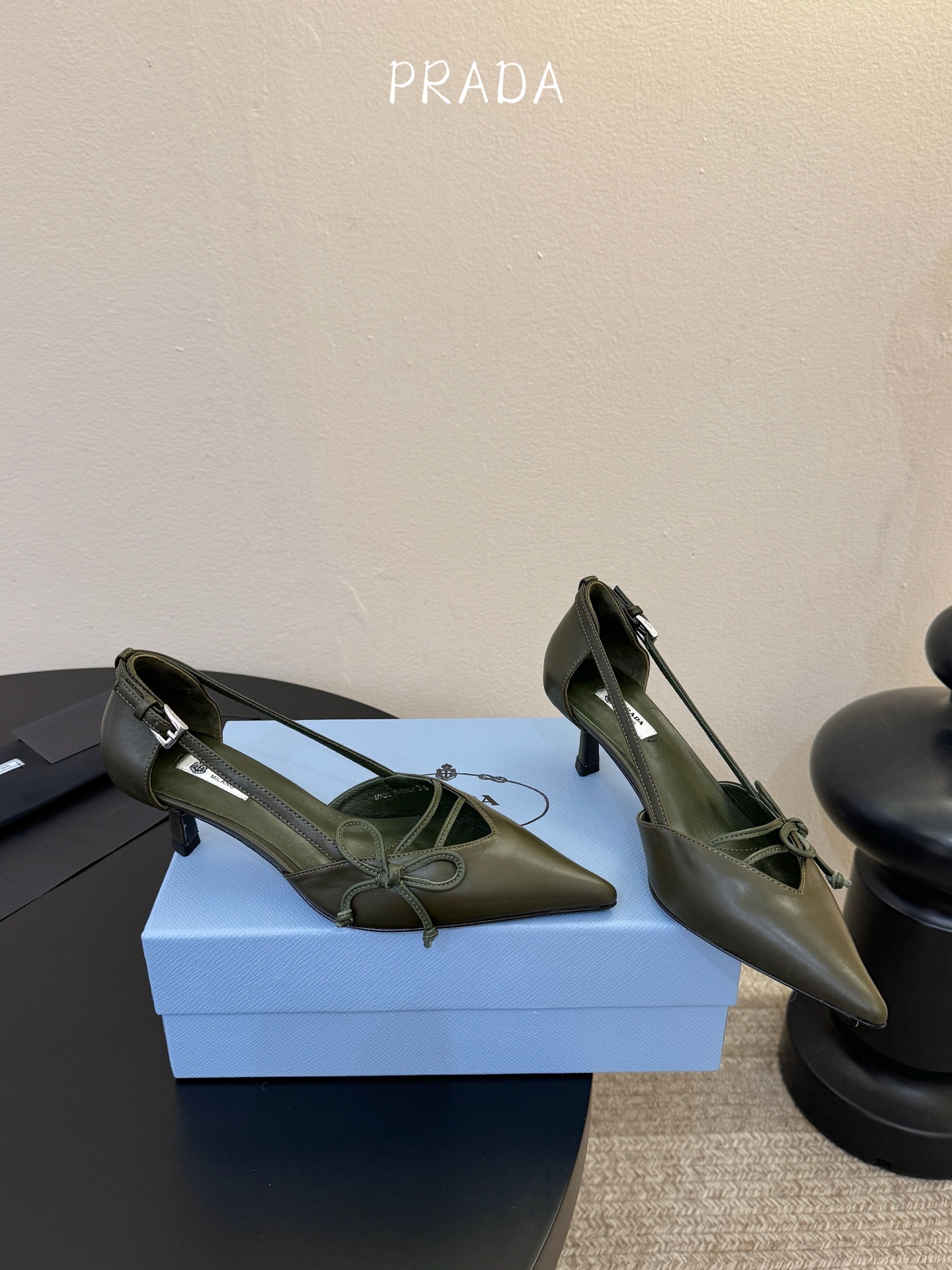 下单备注跟度7.5cm跟5.5cmPrad *26ss早春新款尖头绑带蝴蝶结高跟鞋尖头绑带高跟鞋，是优雅