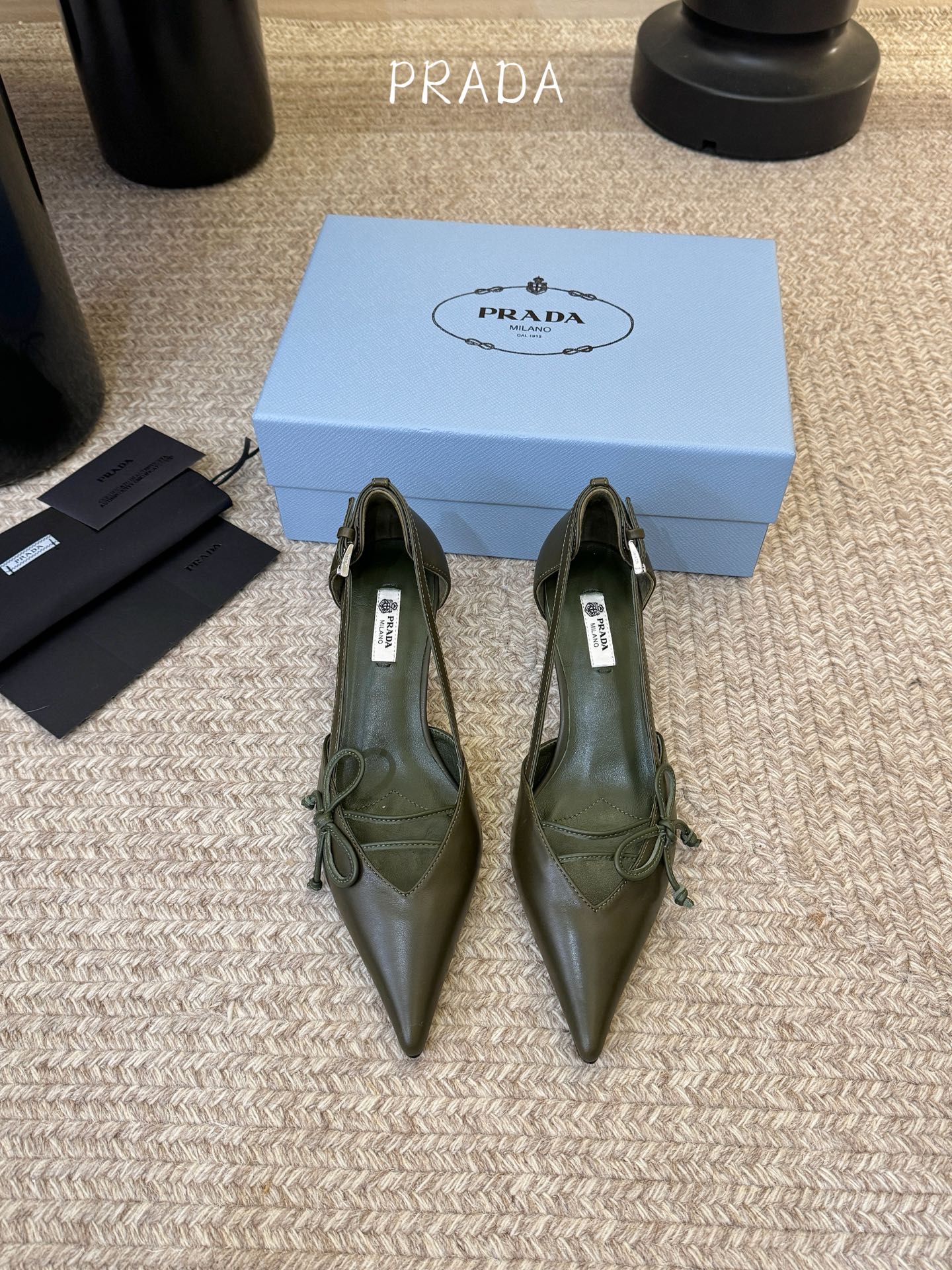 下单备注跟度7.5cm跟5.5cmPrad *26ss早春新款尖头绑带蝴蝶结高跟鞋尖头绑带高跟鞋，是优雅