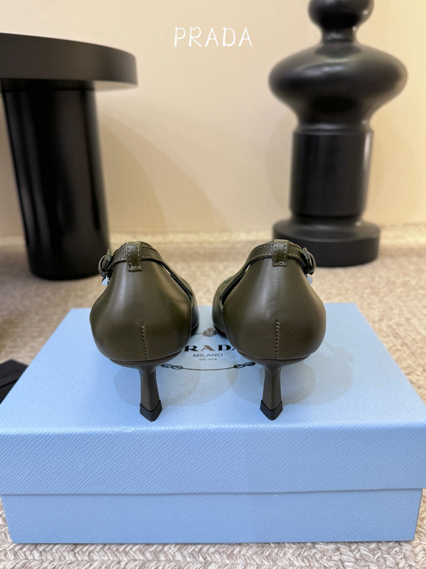 下单备注跟度7.5cm跟5.5cmPrad *26ss早春新款尖头绑带蝴蝶结高跟鞋尖头绑带高跟鞋，是优雅