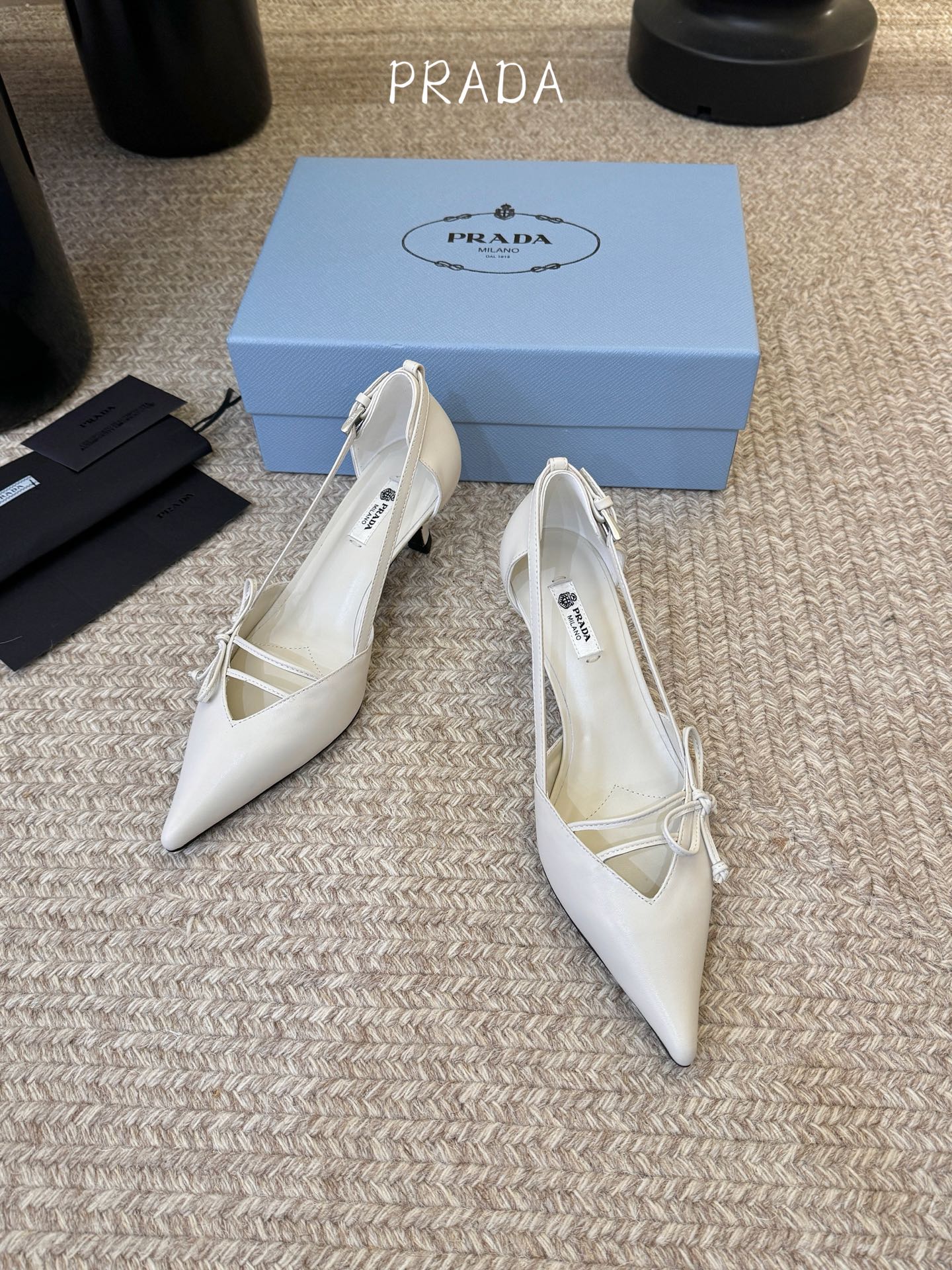 下单备注跟度7.5cm跟5.5cmPrad *26ss早春新款尖头绑带蝴蝶结高跟鞋尖头绑带高跟鞋，是优雅