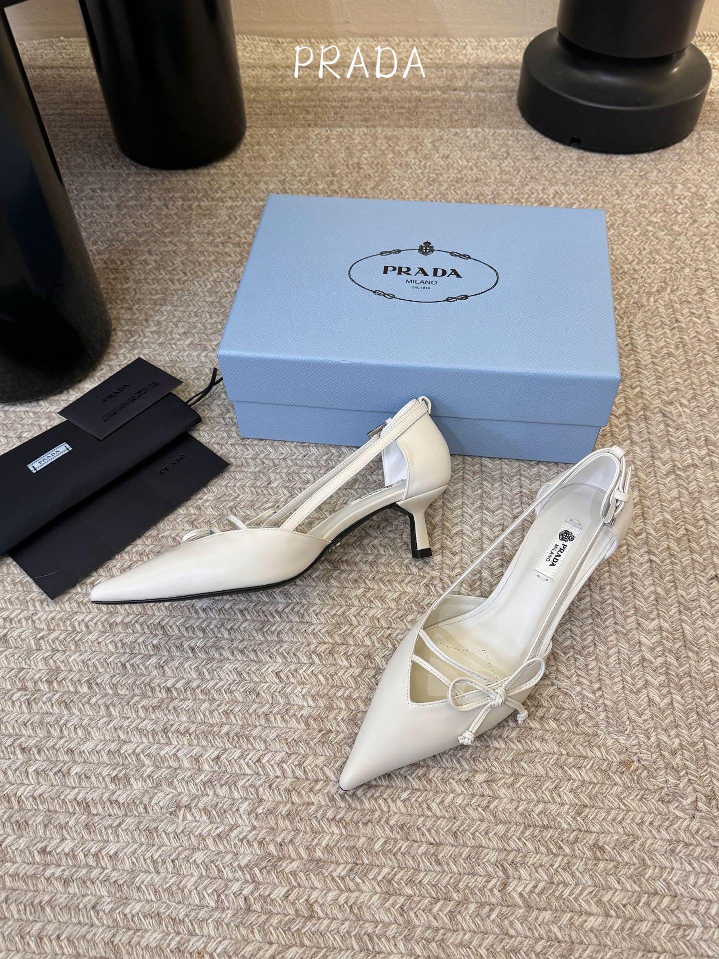 下单备注跟度7.5cm跟5.5cmPrad *26ss早春新款尖头绑带蝴蝶结高跟鞋尖头绑带高跟鞋，是优雅