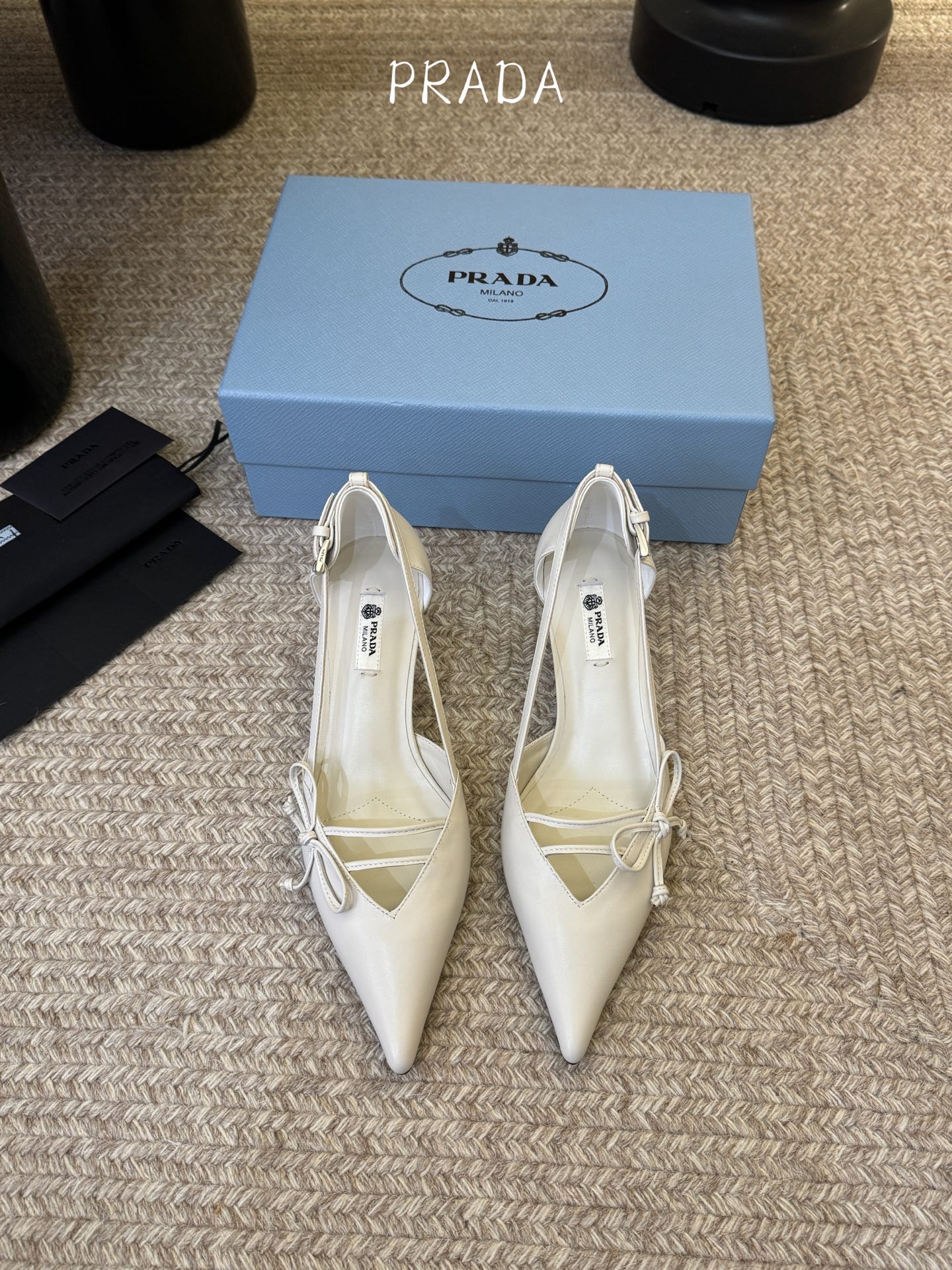 下单备注跟度7.5cm跟5.5cmPrad *26ss早春新款尖头绑带蝴蝶结高跟鞋尖头绑带高跟鞋，是优雅