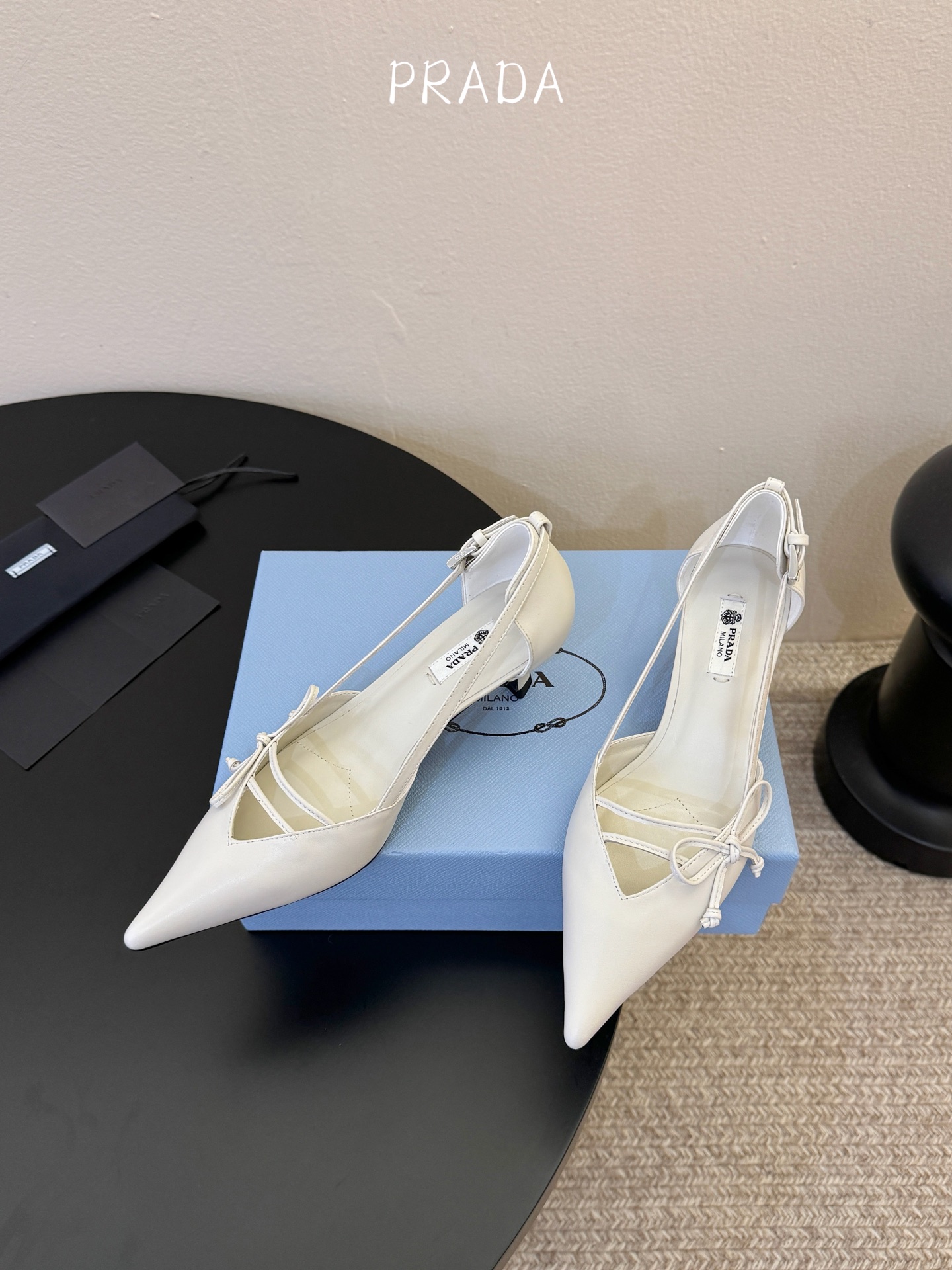 下单备注跟度7.5cm跟5.5cmPrad *26ss早春新款尖头绑带蝴蝶结高跟鞋尖头绑带高跟鞋，是优雅