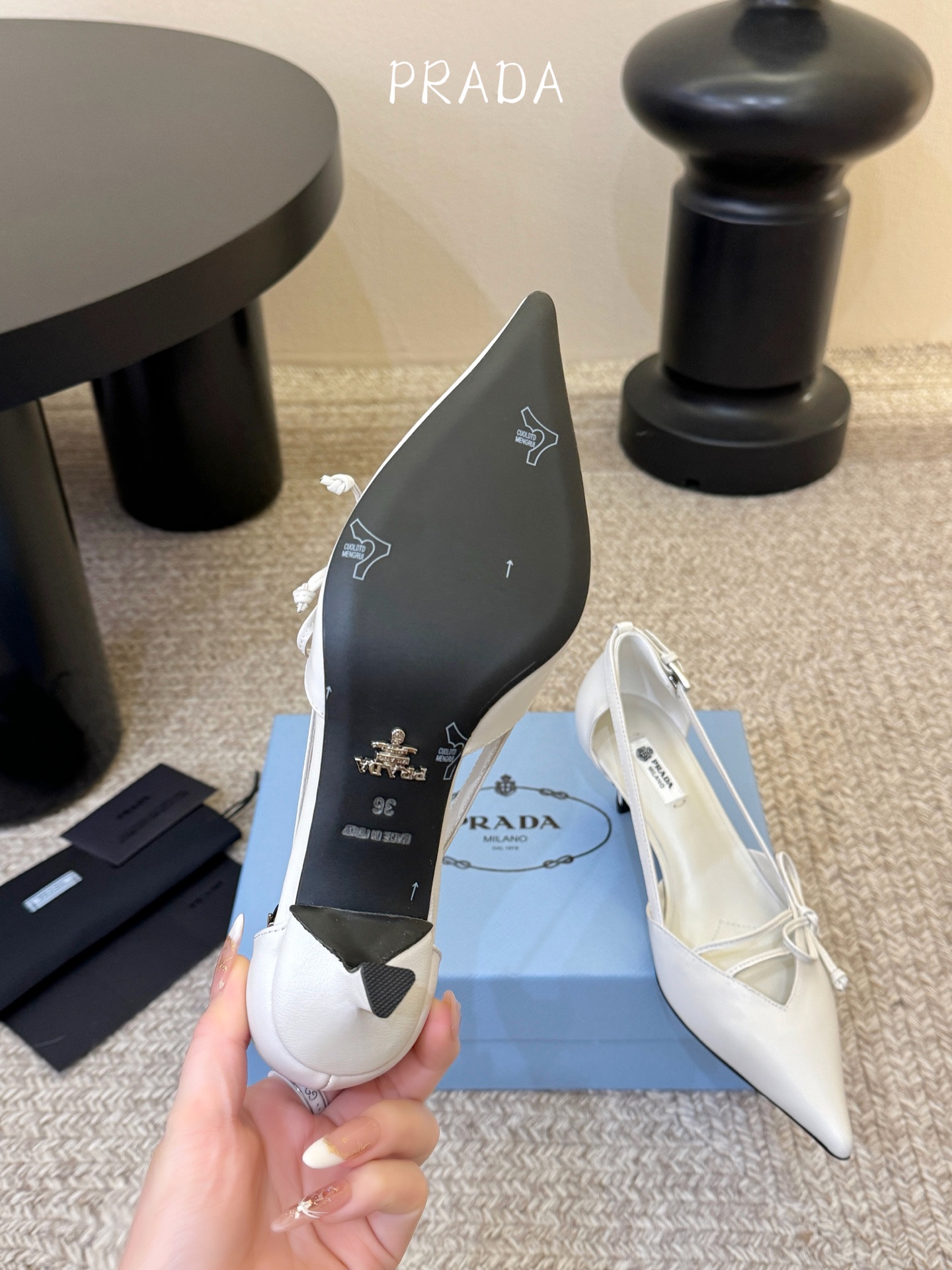 下单备注跟度7.5cm跟5.5cmPrad *26ss早春新款尖头绑带蝴蝶结高跟鞋尖头绑带高跟鞋，是优雅