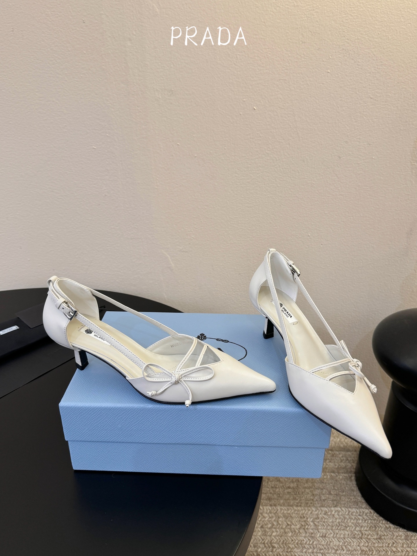 下单备注跟度7.5cm跟5.5cmPrad *26ss早春新款尖头绑带蝴蝶结高跟鞋尖头绑带高跟鞋，是优雅