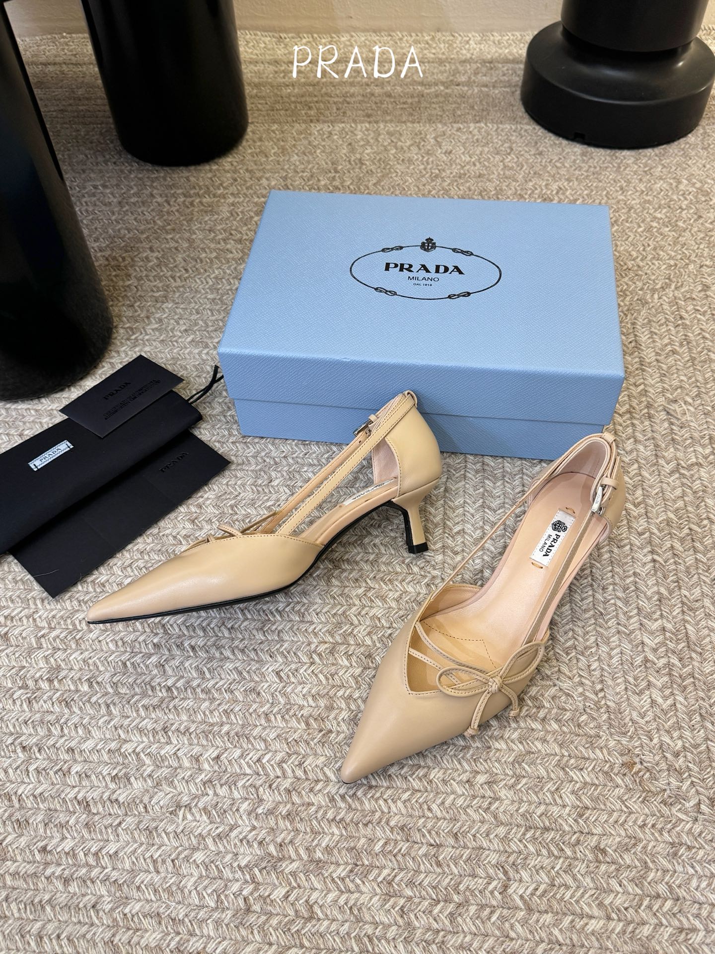 下单备注跟度7.5cm跟5.5cmPrad *26ss早春新款尖头绑带蝴蝶结高跟鞋尖头绑带高跟鞋，是优雅