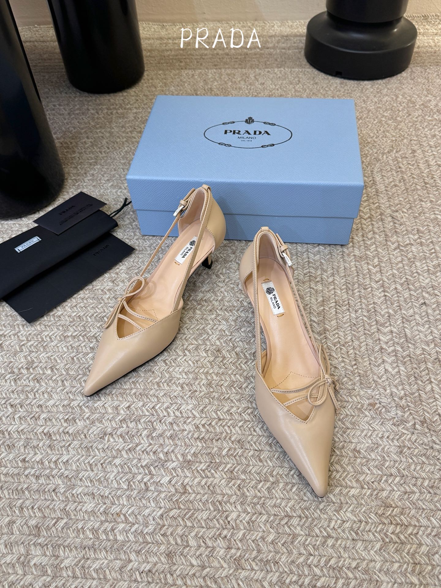 下单备注跟度7.5cm跟5.5cmPrad *26ss早春新款尖头绑带蝴蝶结高跟鞋尖头绑带高跟鞋，是优雅