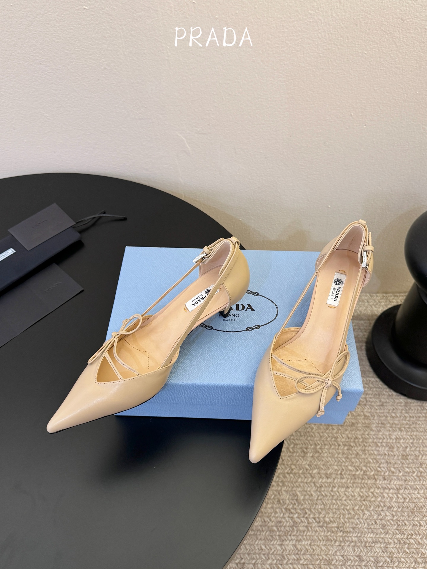 下单备注跟度7.5cm跟5.5cmPrad *26ss早春新款尖头绑带蝴蝶结高跟鞋尖头绑带高跟鞋，是优雅