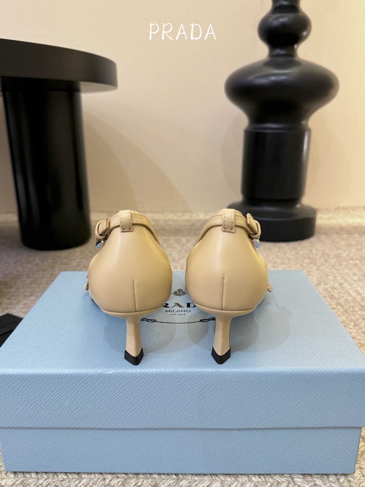 下单备注跟度7.5cm跟5.5cmPrad *26ss早春新款尖头绑带蝴蝶结高跟鞋尖头绑带高跟鞋，是优雅