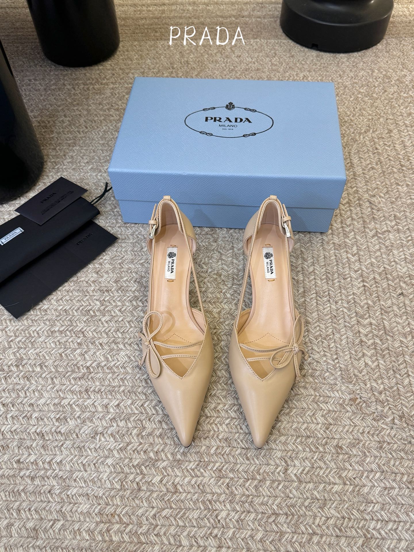 下单备注跟度7.5cm跟5.5cmPrad *26ss早春新款尖头绑带蝴蝶结高跟鞋尖头绑带高跟鞋，是优雅