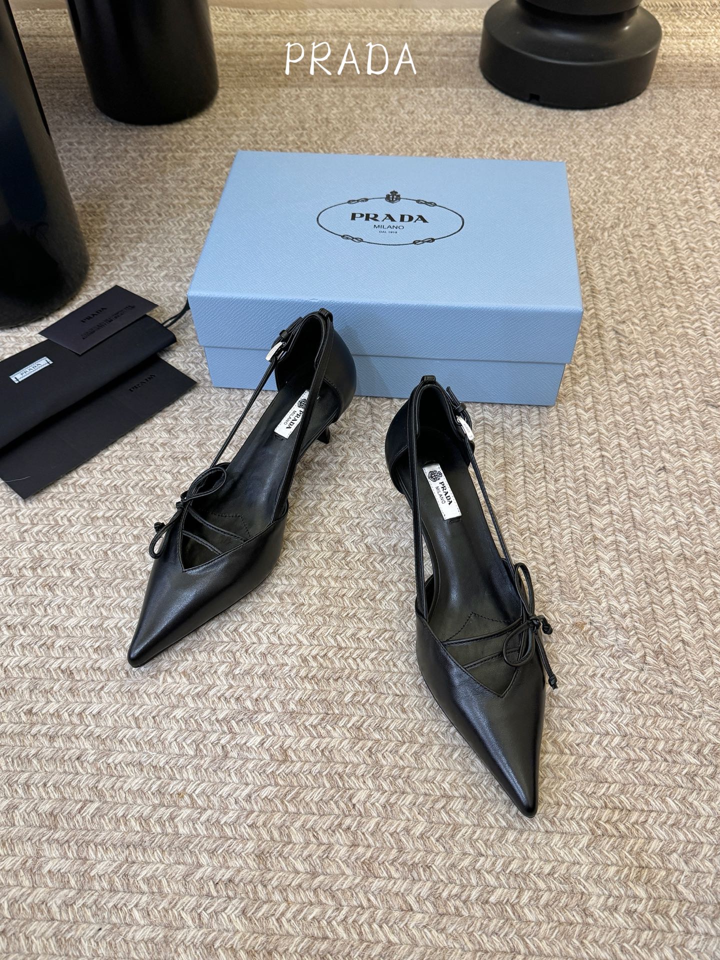 下单备注跟度7.5cm跟5.5cmPrad *26ss早春新款尖头绑带蝴蝶结高跟鞋尖头绑带高跟鞋，是优雅