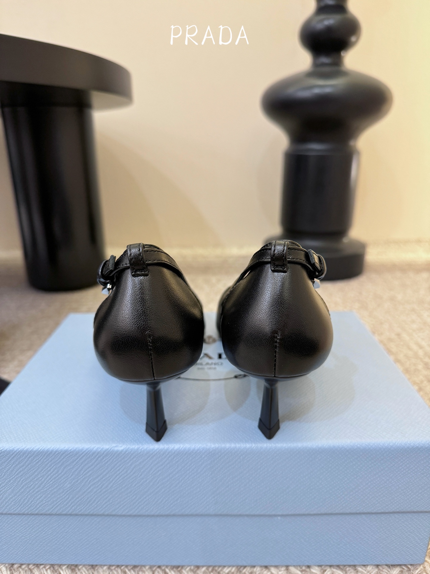 下单备注跟度7.5cm跟5.5cmPrad *26ss早春新款尖头绑带蝴蝶结高跟鞋尖头绑带高跟鞋，是优雅