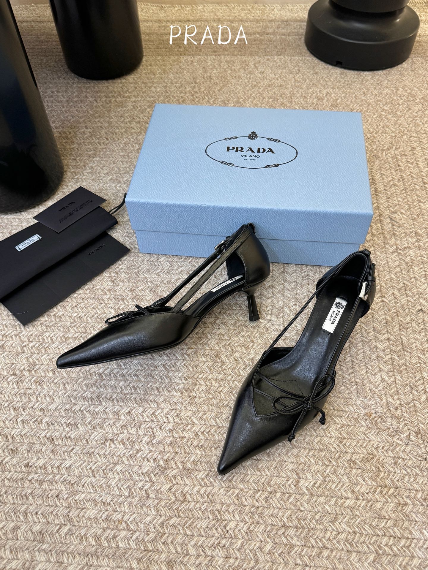 下单备注跟度7.5cm跟5.5cmPrad *26ss早春新款尖头绑带蝴蝶结高跟鞋尖头绑带高跟鞋，是优雅