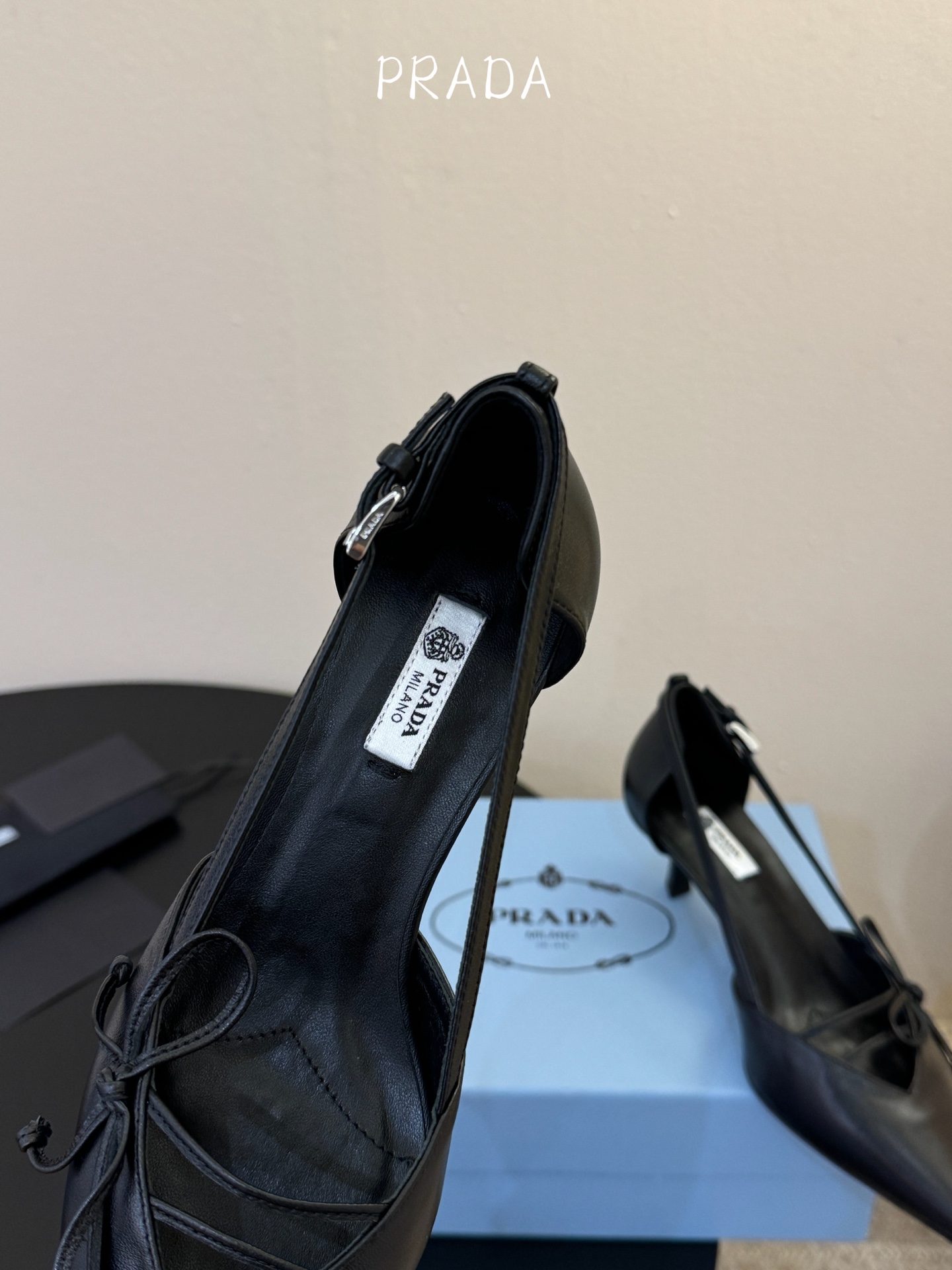 下单备注跟度7.5cm跟5.5cmPrad *26ss早春新款尖头绑带蝴蝶结高跟鞋尖头绑带高跟鞋，是优雅