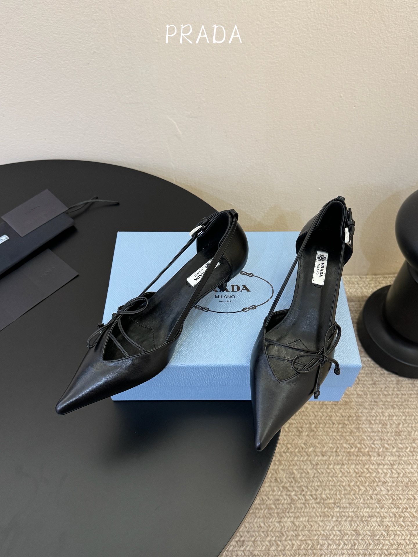 下单备注跟度7.5cm跟5.5cmPrad *26ss早春新款尖头绑带蝴蝶结高跟鞋尖头绑带高跟鞋，是优雅