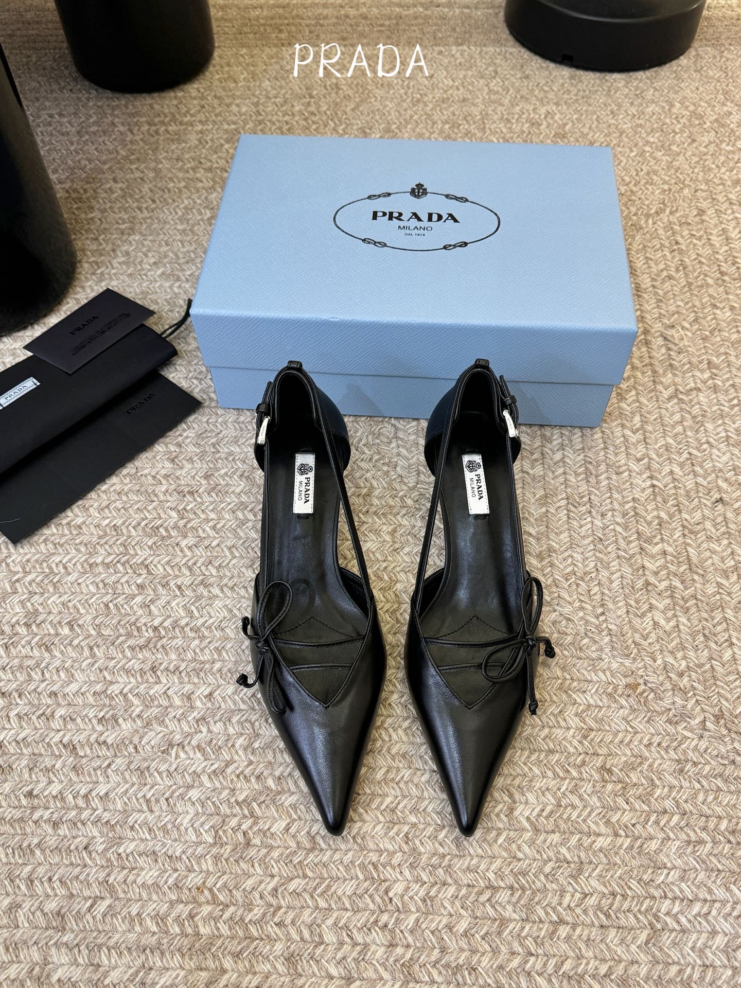 下单备注跟度7.5cm跟5.5cmPrad *26ss早春新款尖头绑带蝴蝶结高跟鞋尖头绑带高跟鞋，是优雅