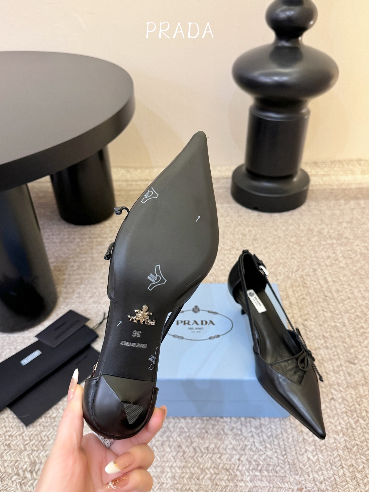 下单备注跟度7.5cm跟5.5cmPrad *26ss早春新款尖头绑带蝴蝶结高跟鞋尖头绑带高跟鞋，是优雅