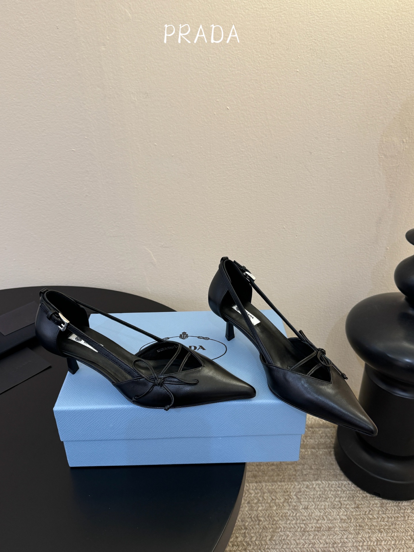 下单备注跟度7.5cm跟5.5cmPrad *26ss早春新款尖头绑带蝴蝶结高跟鞋尖头绑带高跟鞋，是优雅