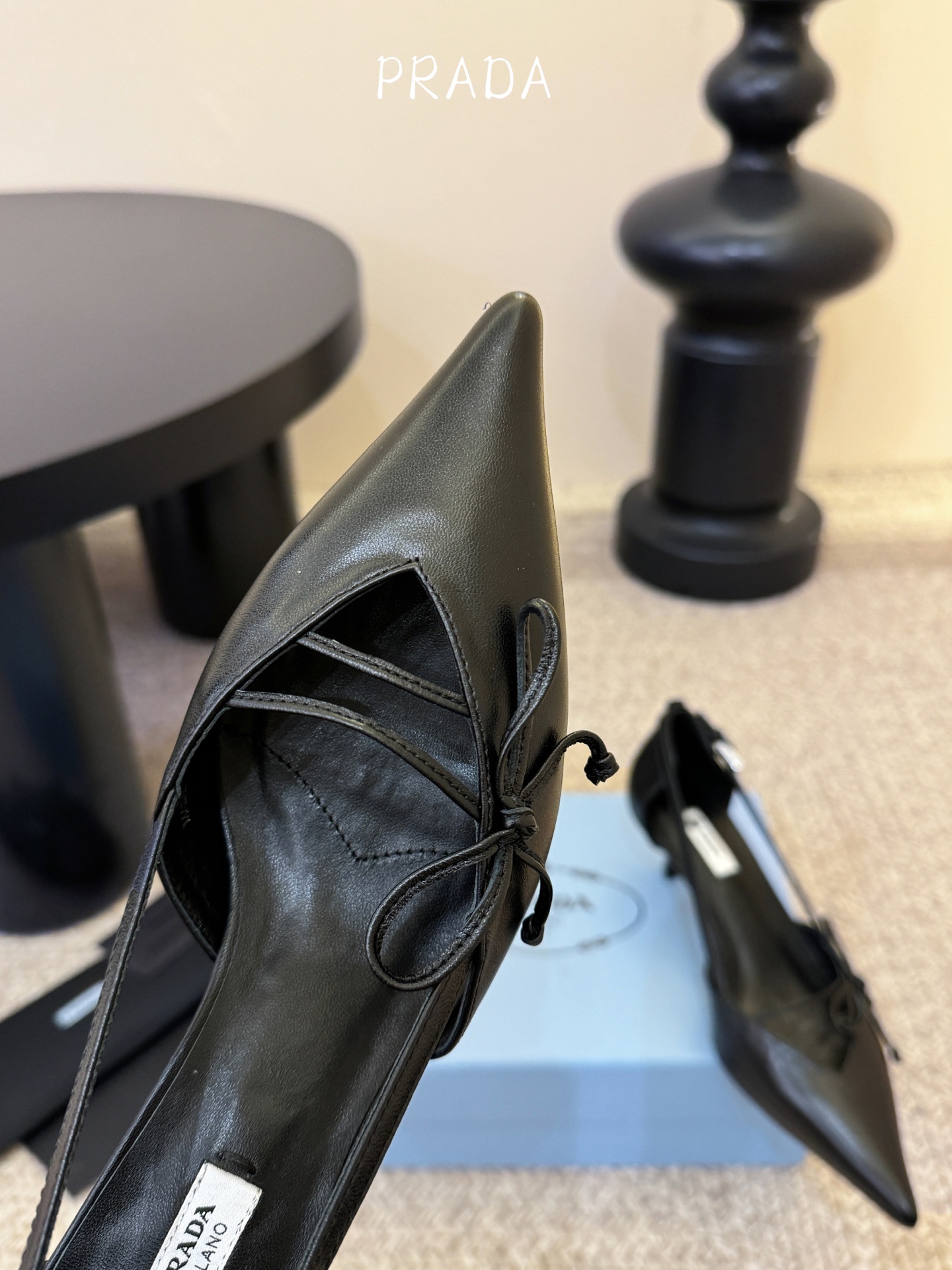 下单备注跟度7.5cm跟5.5cmPrad *26ss早春新款尖头绑带蝴蝶结高跟鞋尖头绑带高跟鞋，是优雅