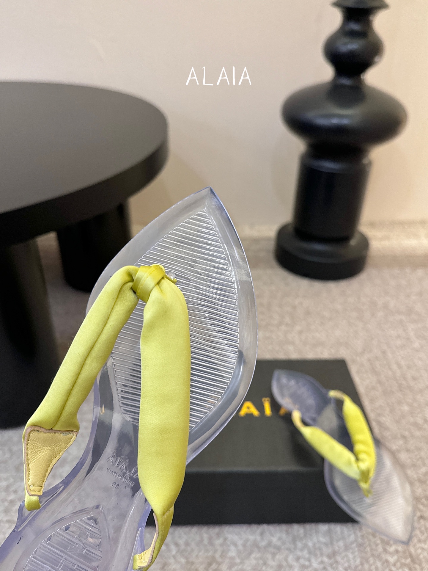 ALAIA 𝟐𝟔/𝐀𝐖新品彩色缎面夹脚拖｜夏日里的流动色彩诗把夏日调色盘揉进缎面里 每一抹色彩都带着通透