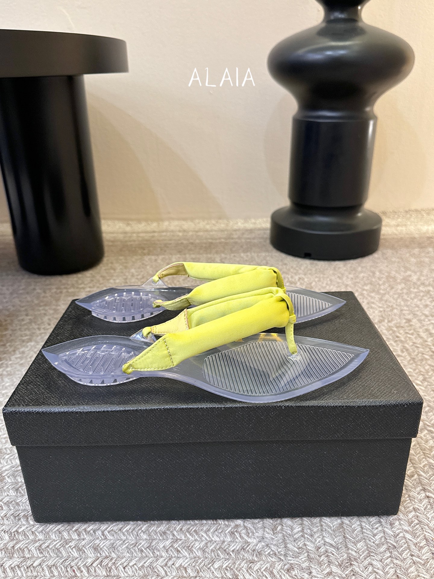 ALAIA 𝟐𝟔/𝐀𝐖新品彩色缎面夹脚拖｜夏日里的流动色彩诗把夏日调色盘揉进缎面里 每一抹色彩都带着通透