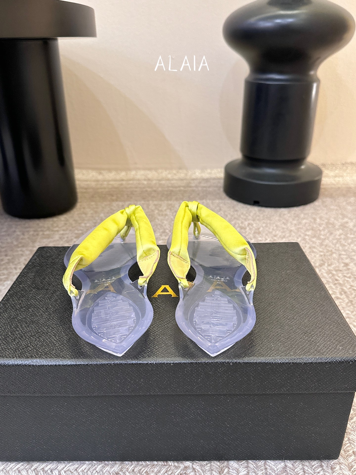 ALAIA 𝟐𝟔/𝐀𝐖新品彩色缎面夹脚拖｜夏日里的流动色彩诗把夏日调色盘揉进缎面里 每一抹色彩都带着通透