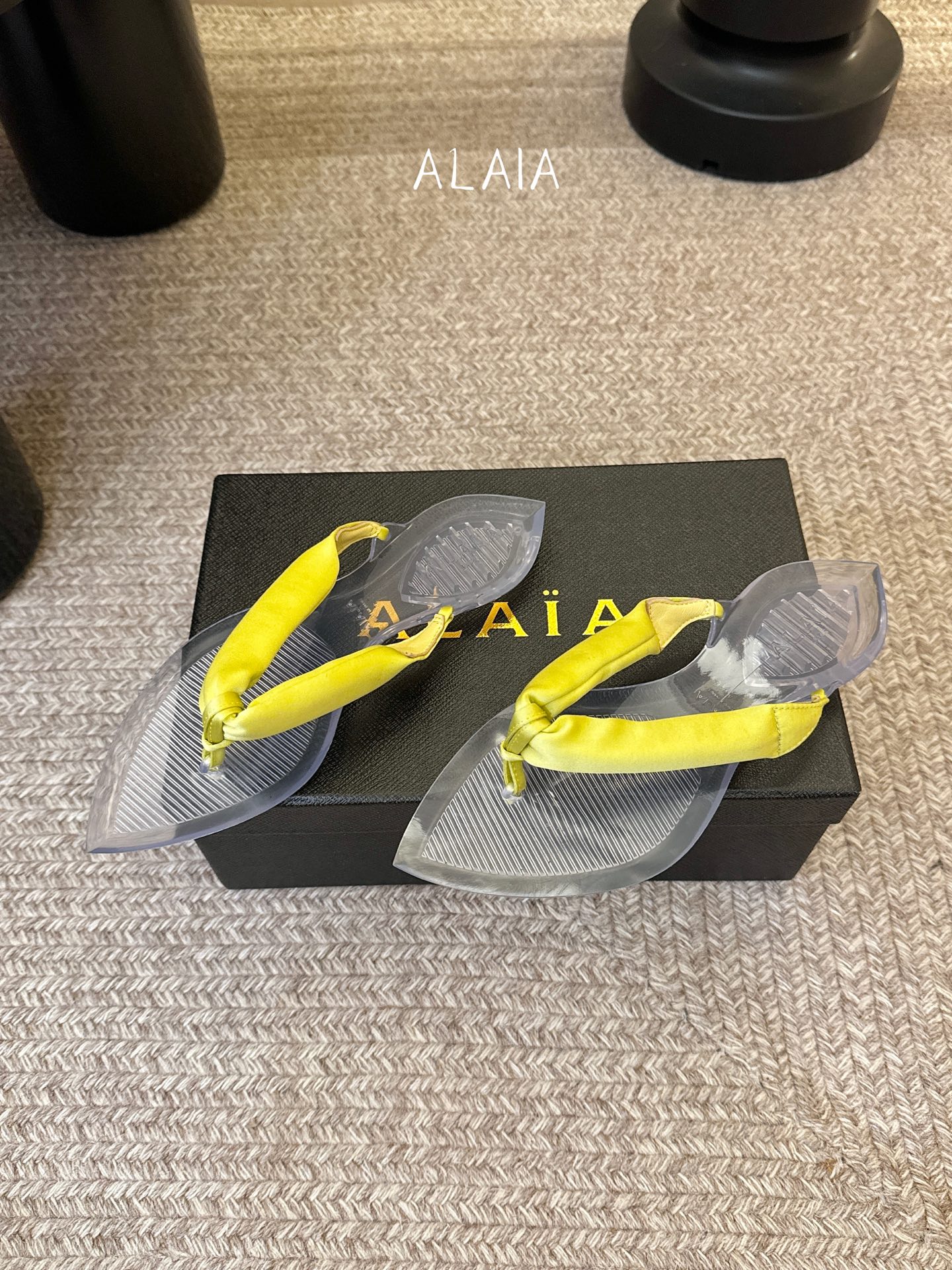 ALAIA 𝟐𝟔/𝐀𝐖新品彩色缎面夹脚拖｜夏日里的流动色彩诗把夏日调色盘揉进缎面里 每一抹色彩都带着通透