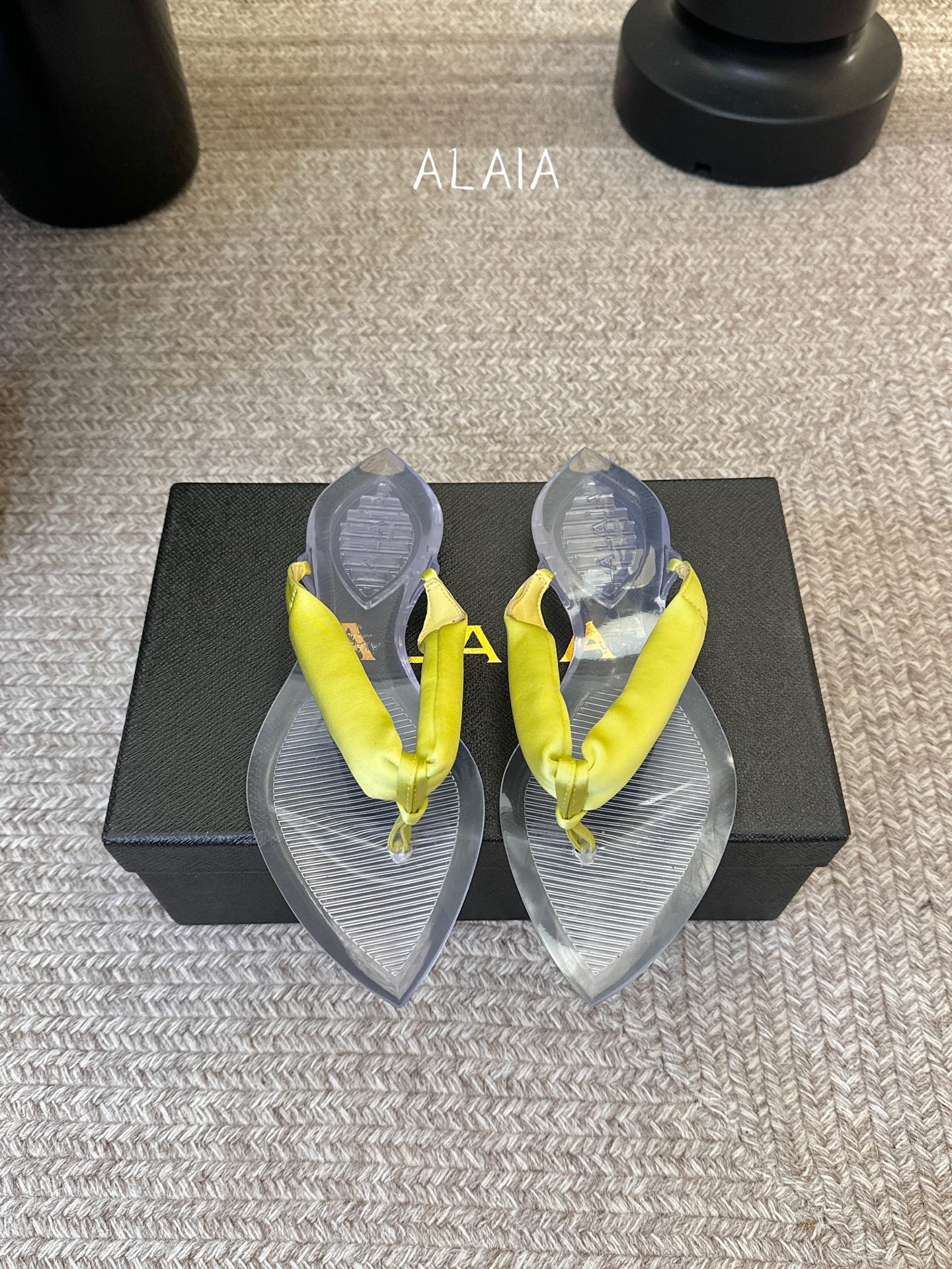 ALAIA 𝟐𝟔/𝐀𝐖新品彩色缎面夹脚拖｜夏日里的流动色彩诗把夏日调色盘揉进缎面里 每一抹色彩都带着通透