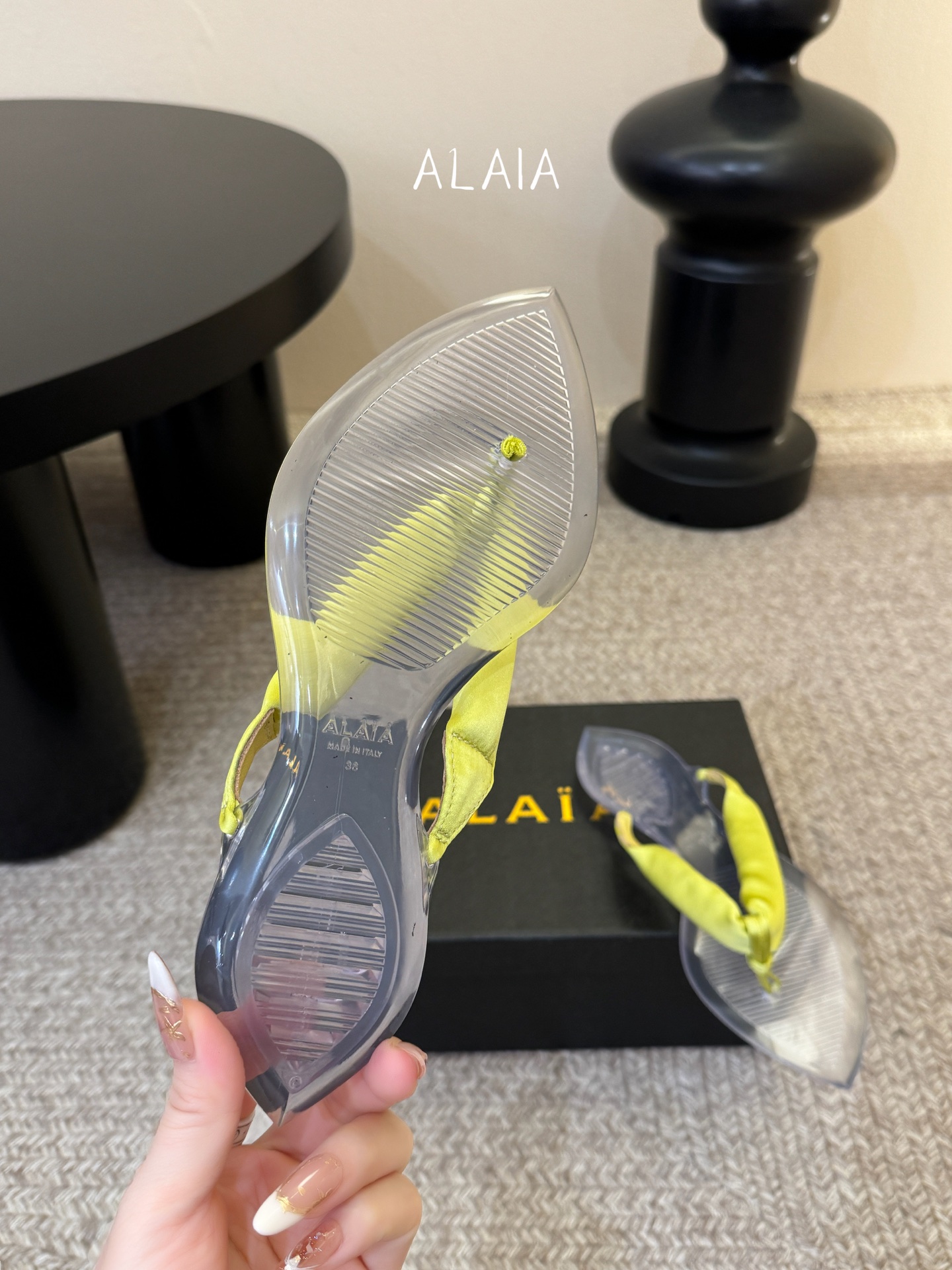 ALAIA 𝟐𝟔/𝐀𝐖新品彩色缎面夹脚拖｜夏日里的流动色彩诗把夏日调色盘揉进缎面里 每一抹色彩都带着通透