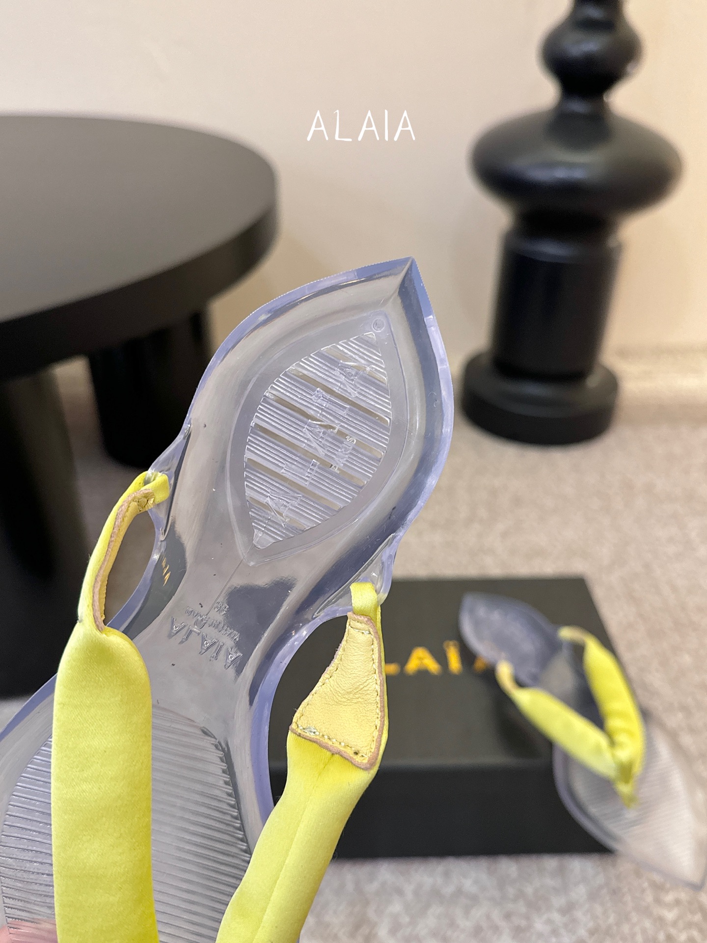 ALAIA 𝟐𝟔/𝐀𝐖新品彩色缎面夹脚拖｜夏日里的流动色彩诗把夏日调色盘揉进缎面里 每一抹色彩都带着通透