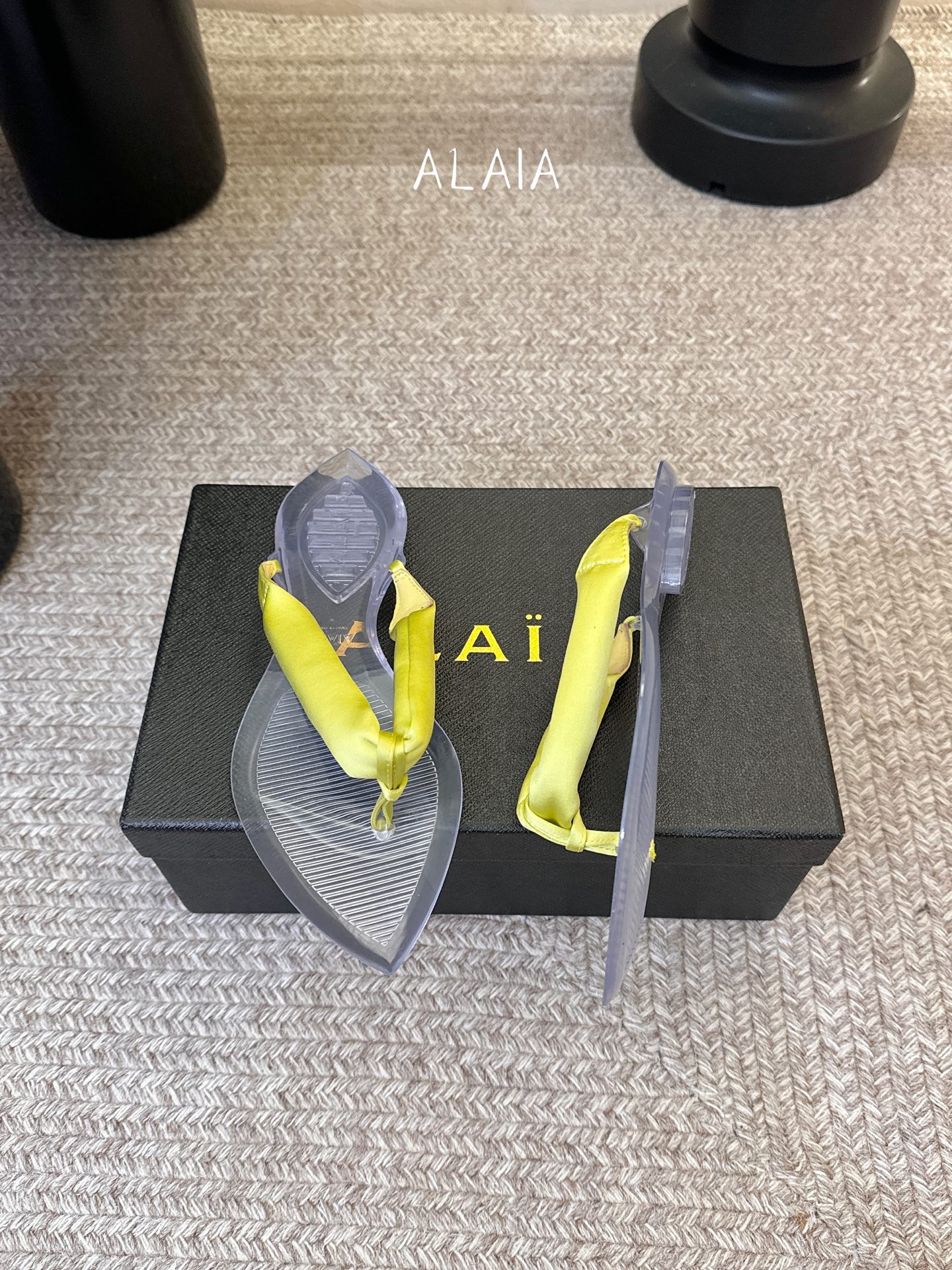 ALAIA 𝟐𝟔/𝐀𝐖新品彩色缎面夹脚拖｜夏日里的流动色彩诗把夏日调色盘揉进缎面里 每一抹色彩都带着通透
