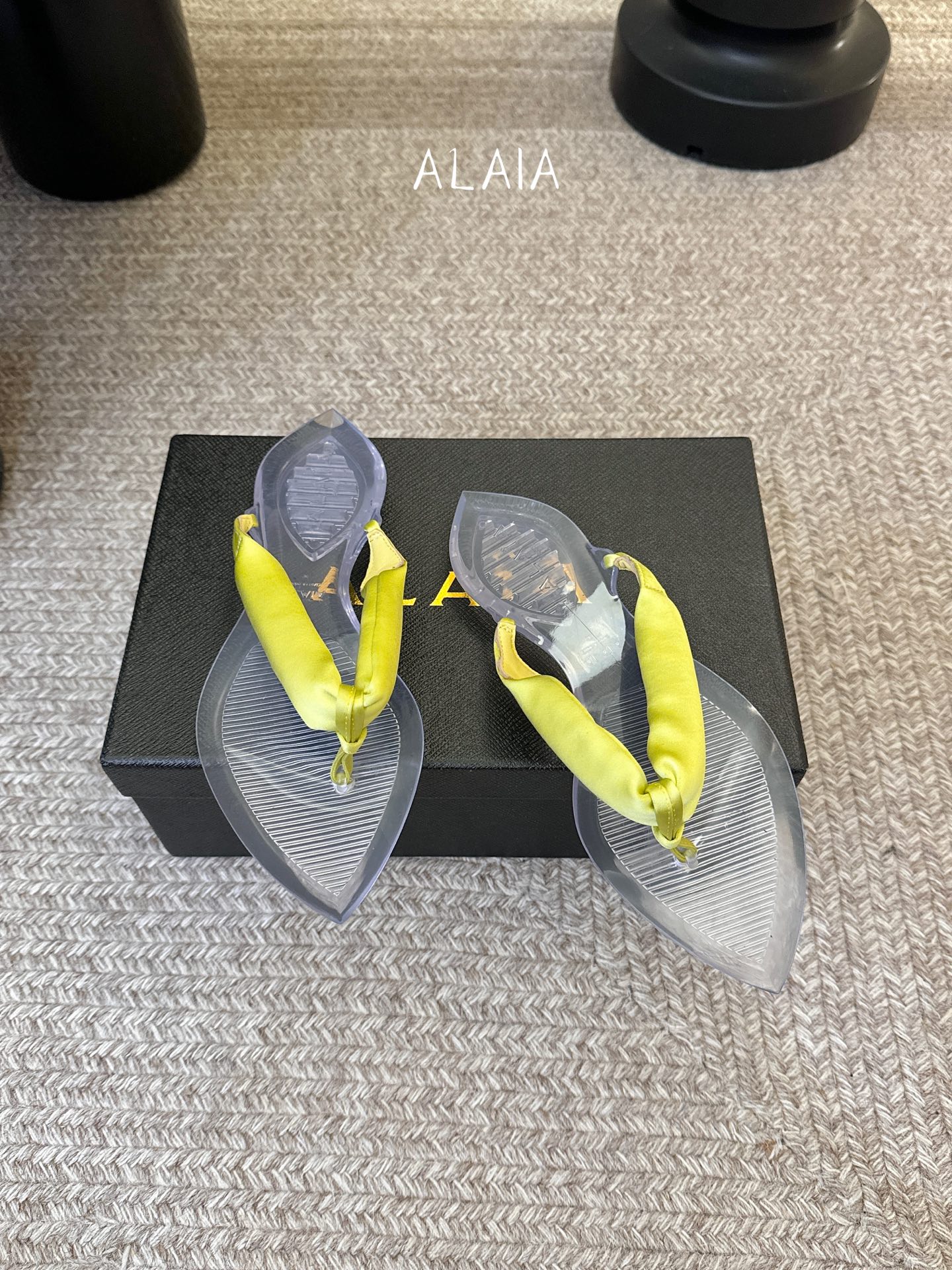 ALAIA 𝟐𝟔/𝐀𝐖新品彩色缎面夹脚拖｜夏日里的流动色彩诗把夏日调色盘揉进缎面里 每一抹色彩都带着通透