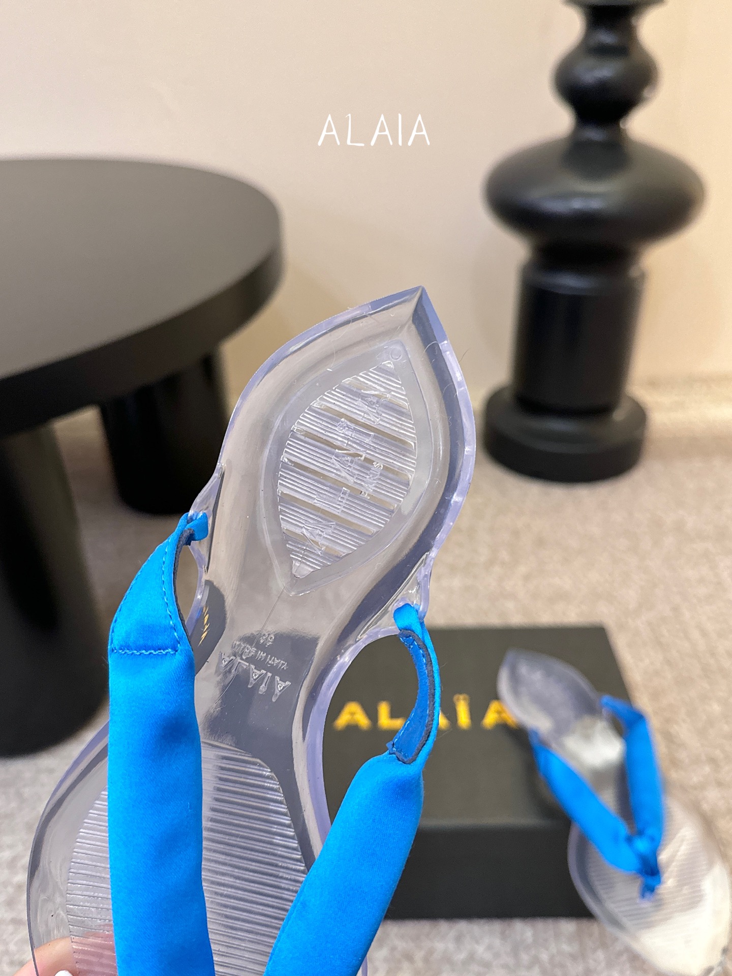 ALAIA 𝟐𝟔/𝐀𝐖新品彩色缎面夹脚拖｜夏日里的流动色彩诗把夏日调色盘揉进缎面里 每一抹色彩都带着通透