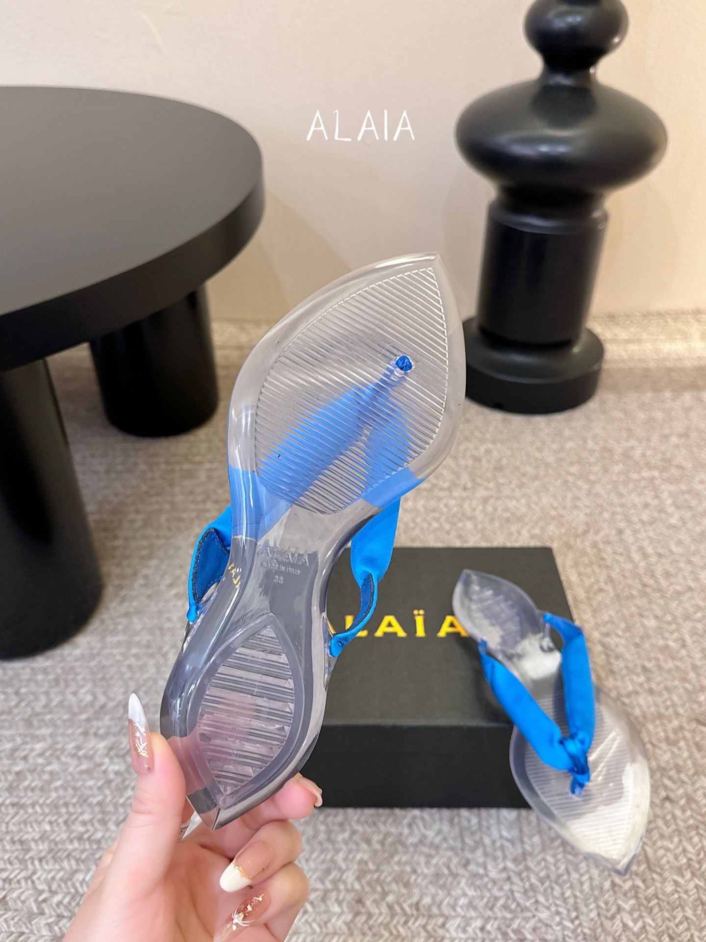 ALAIA 𝟐𝟔/𝐀𝐖新品彩色缎面夹脚拖｜夏日里的流动色彩诗把夏日调色盘揉进缎面里 每一抹色彩都带着通透