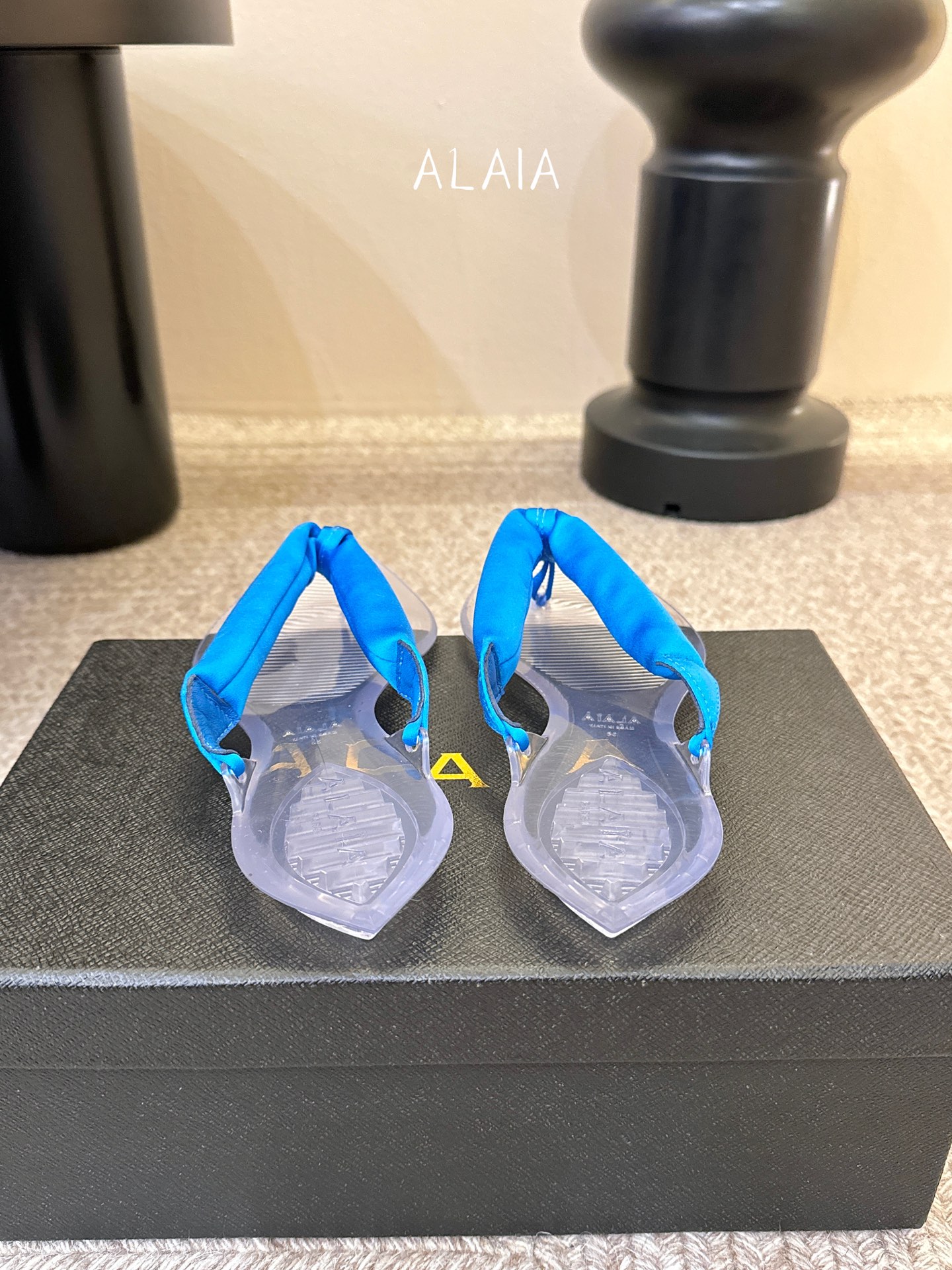 ALAIA 𝟐𝟔/𝐀𝐖新品彩色缎面夹脚拖｜夏日里的流动色彩诗把夏日调色盘揉进缎面里 每一抹色彩都带着通透