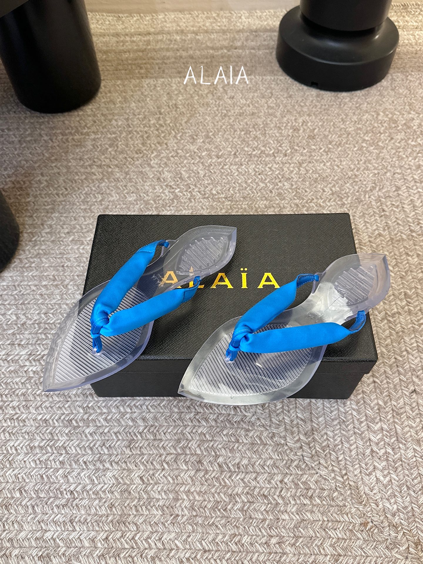 ALAIA 𝟐𝟔/𝐀𝐖新品彩色缎面夹脚拖｜夏日里的流动色彩诗把夏日调色盘揉进缎面里 每一抹色彩都带着通透
