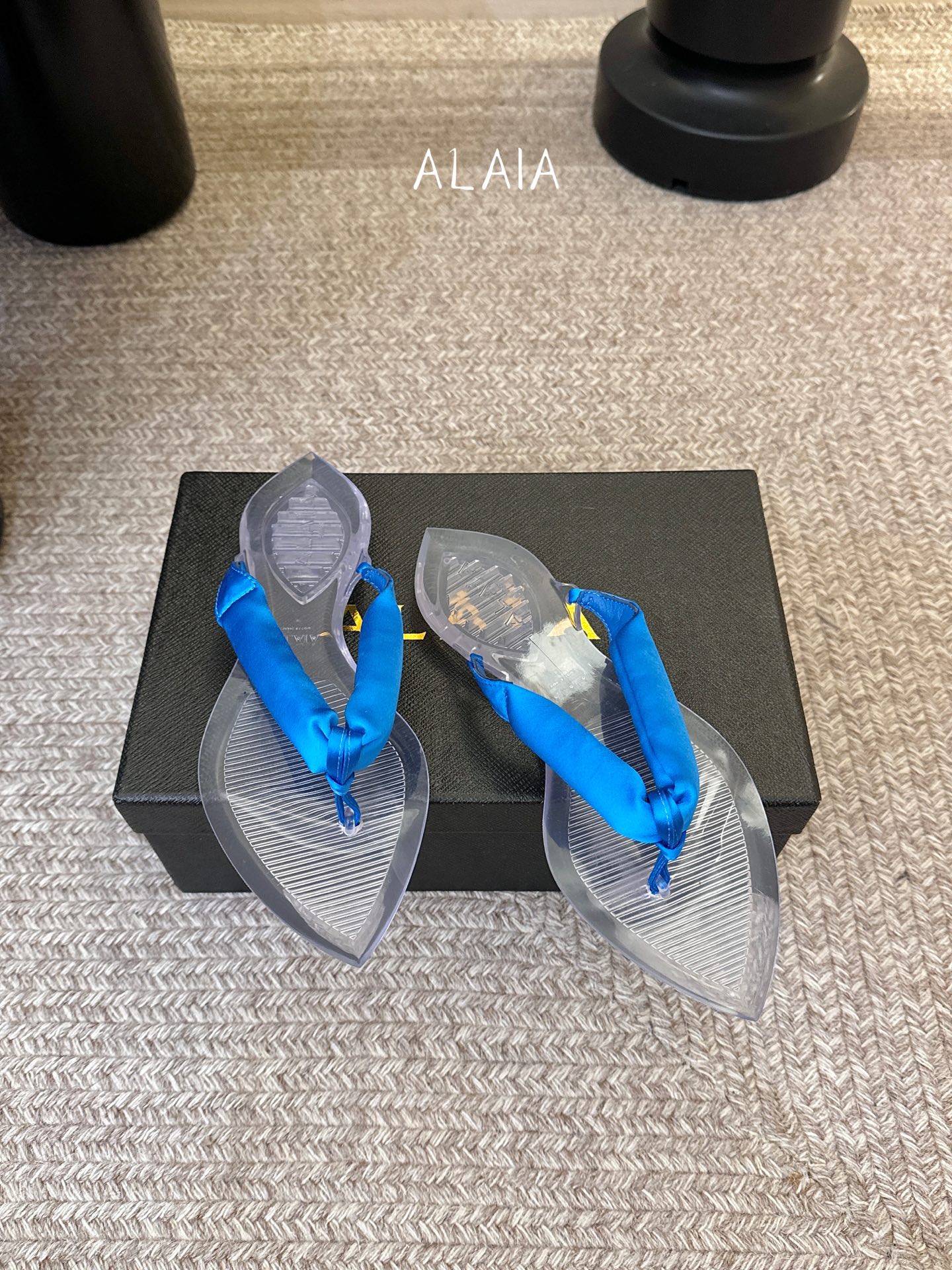 ALAIA 𝟐𝟔/𝐀𝐖新品彩色缎面夹脚拖｜夏日里的流动色彩诗把夏日调色盘揉进缎面里 每一抹色彩都带着通透