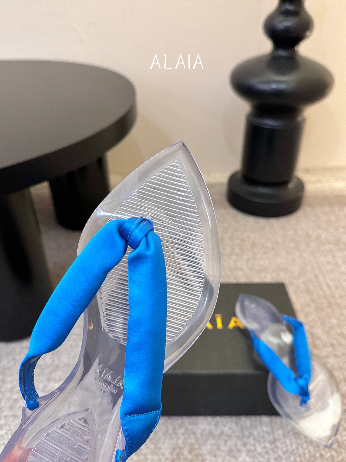 ALAIA 𝟐𝟔/𝐀𝐖新品彩色缎面夹脚拖｜夏日里的流动色彩诗把夏日调色盘揉进缎面里 每一抹色彩都带着通透