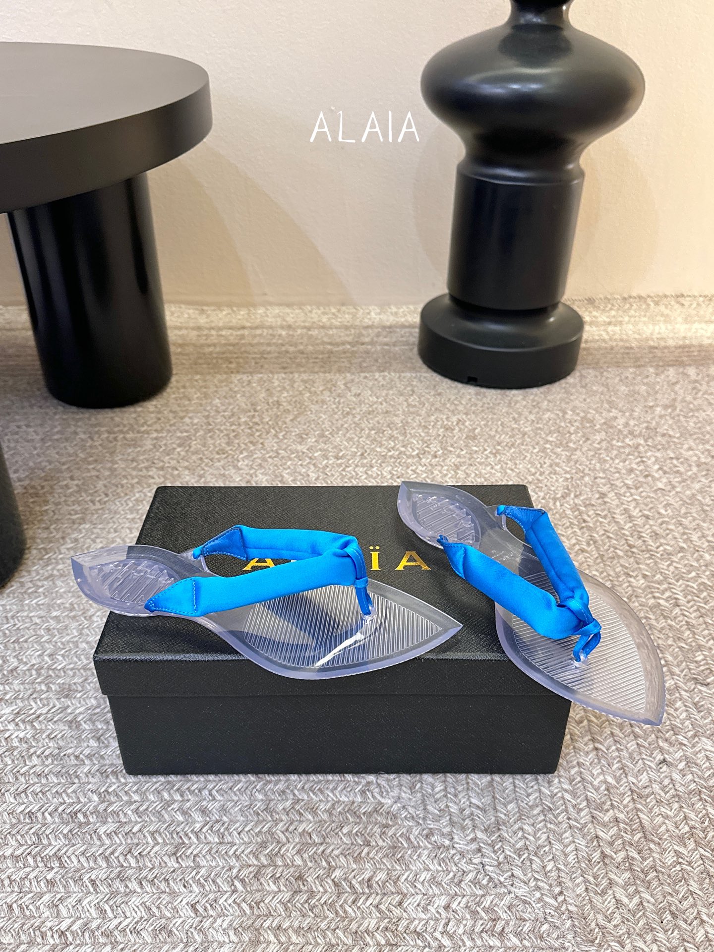 ALAIA 𝟐𝟔/𝐀𝐖新品彩色缎面夹脚拖｜夏日里的流动色彩诗把夏日调色盘揉进缎面里 每一抹色彩都带着通透